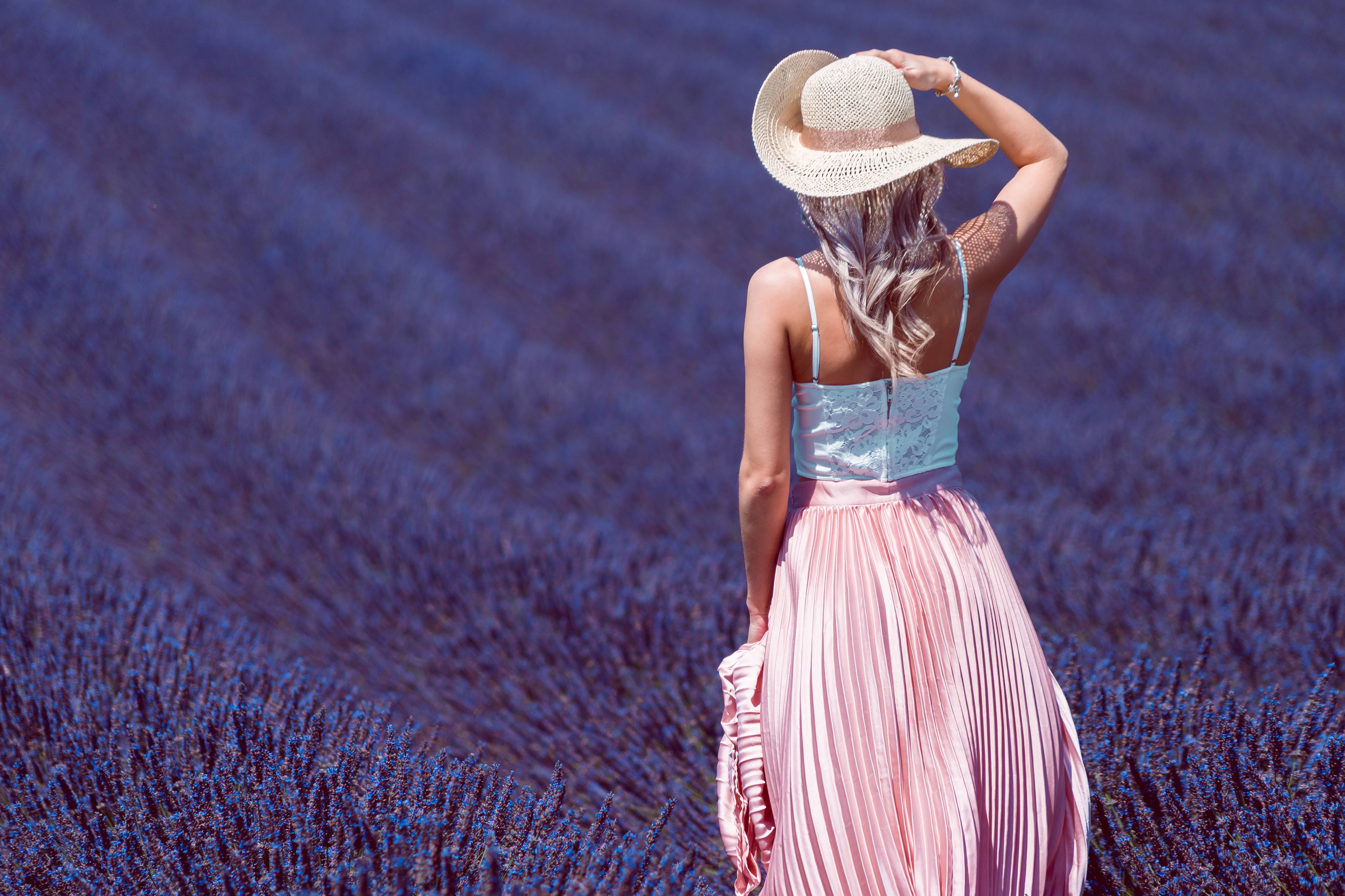 Lavendel æstetik og kvinde i marken Wallpapers