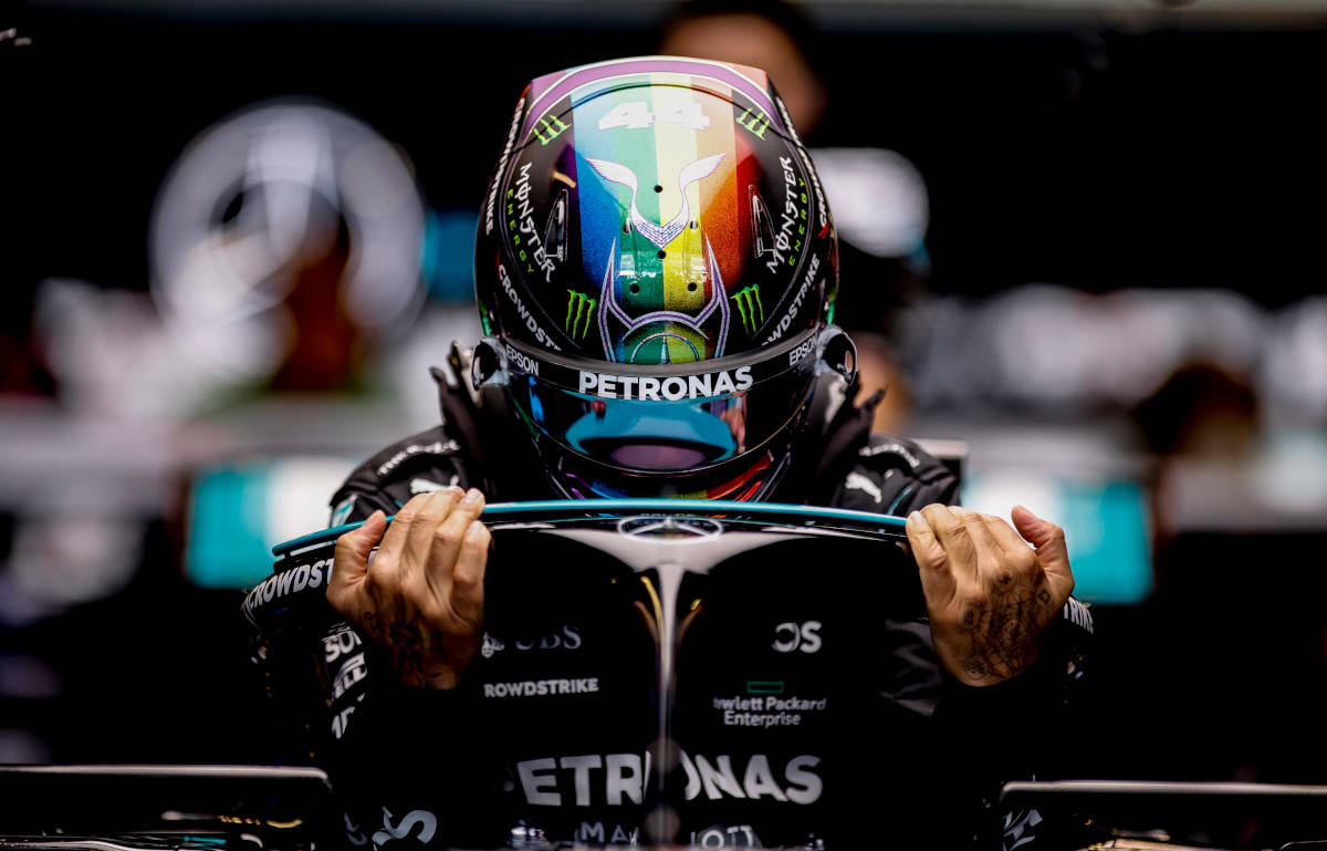 Lewis Hamilton stiger ud af halo Wallpapers