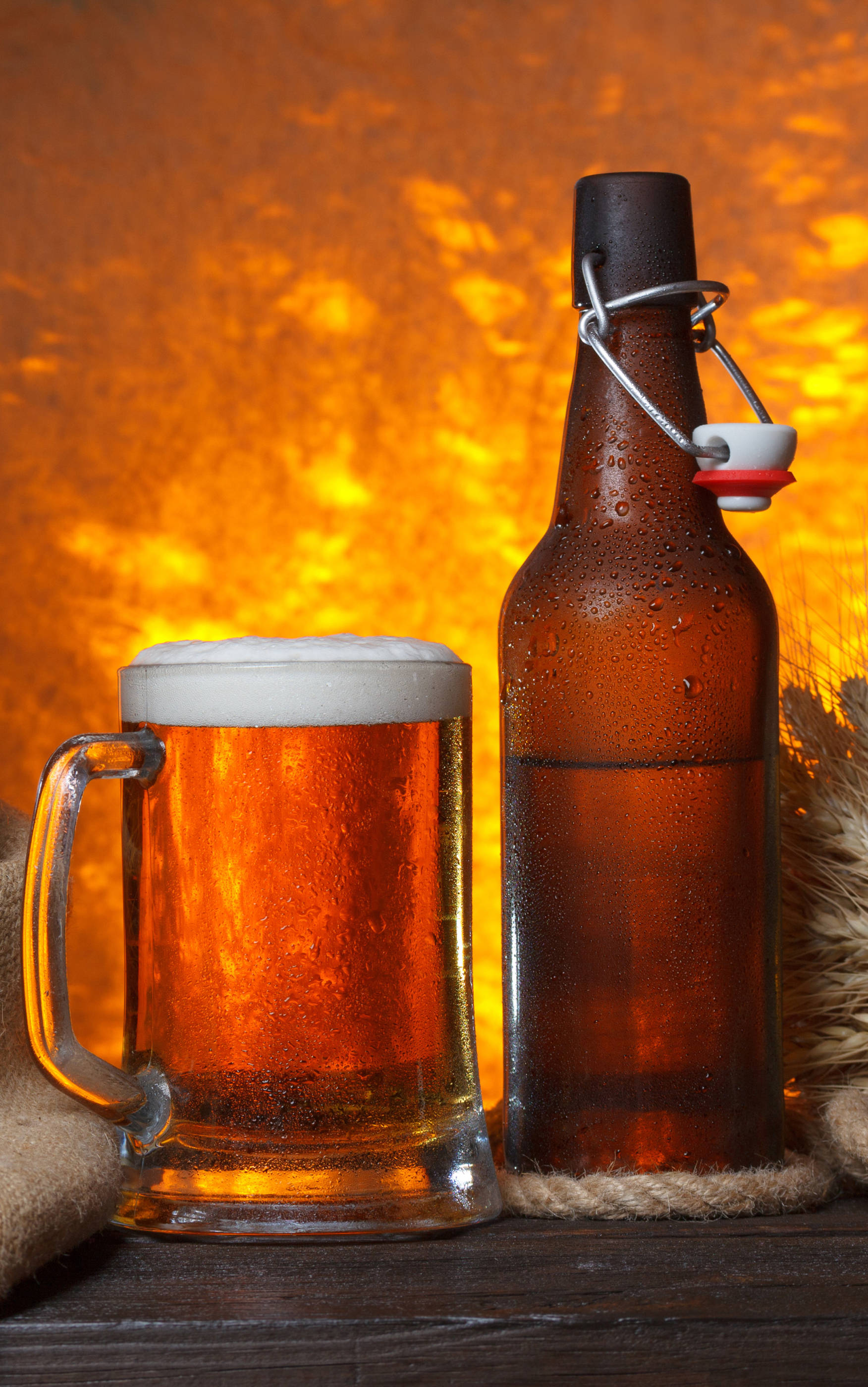 Ølflaske og krus med brown ale Wallpapers