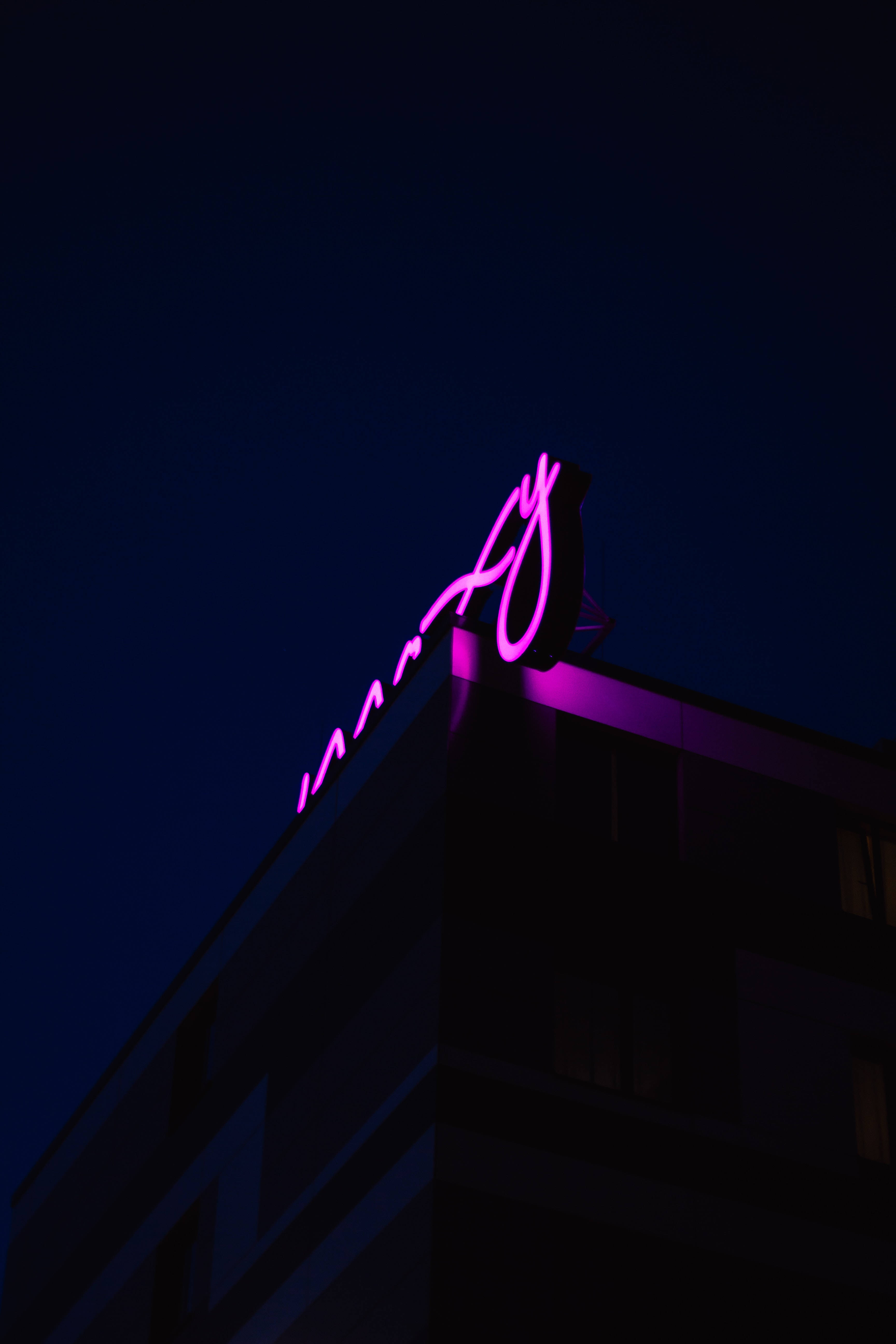 Lilla neonskilt på tag Wallpapers