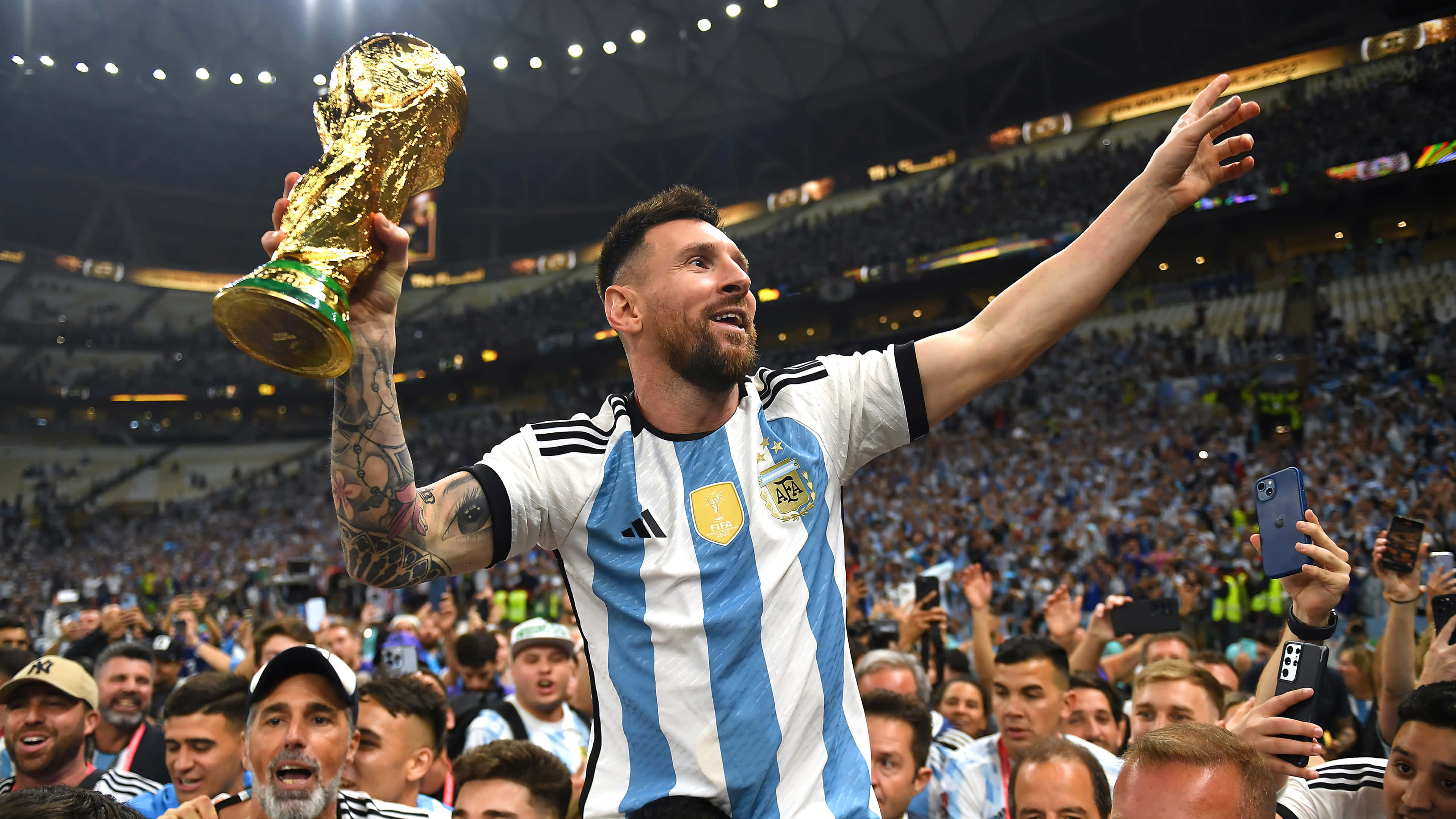 Lionel Messi dribler rundt om forsvarsspilleren for at score målet. Wallpapers