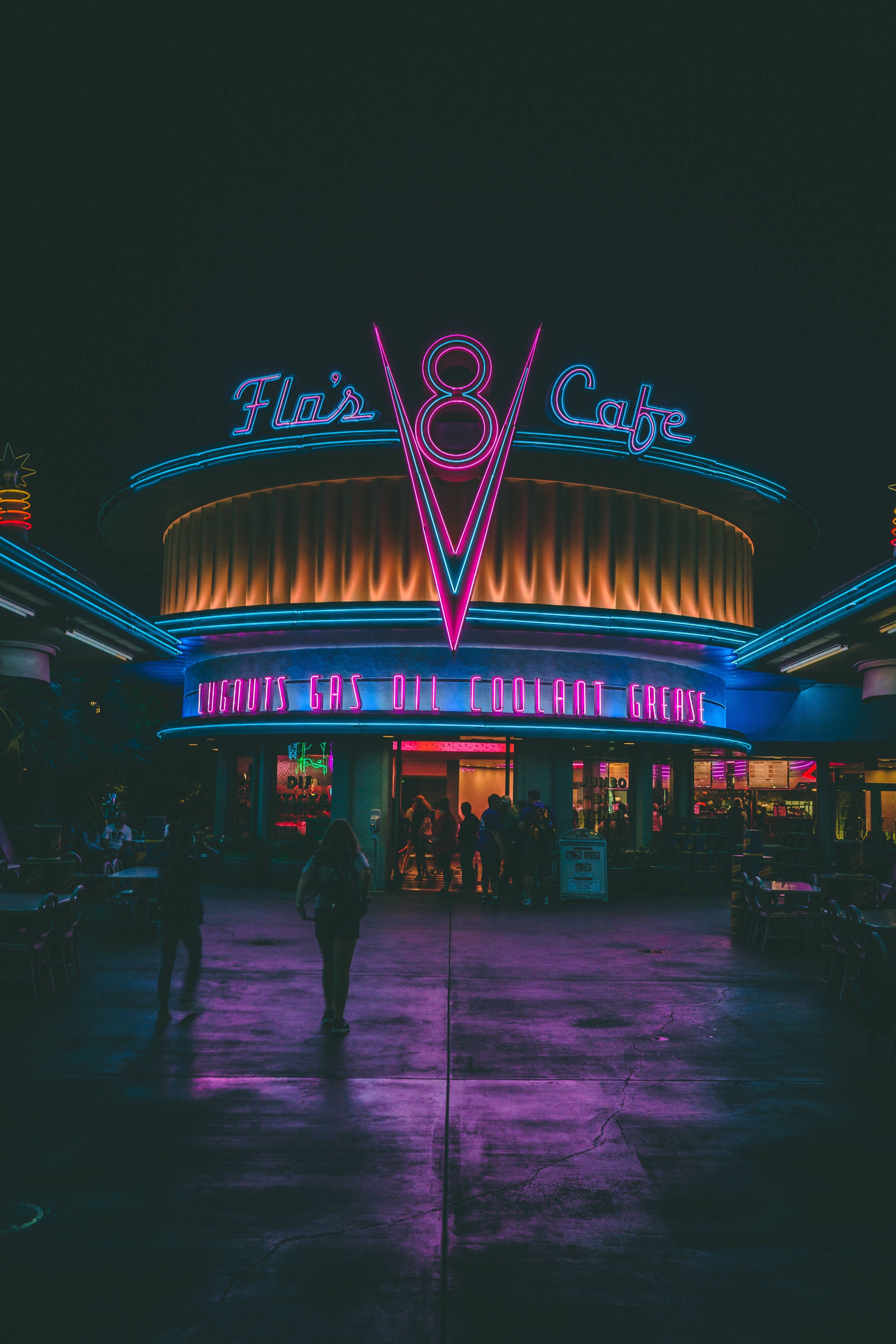 Livlig stemning på Flo's V8 Café i Disney California Adventure Park Wallpapers