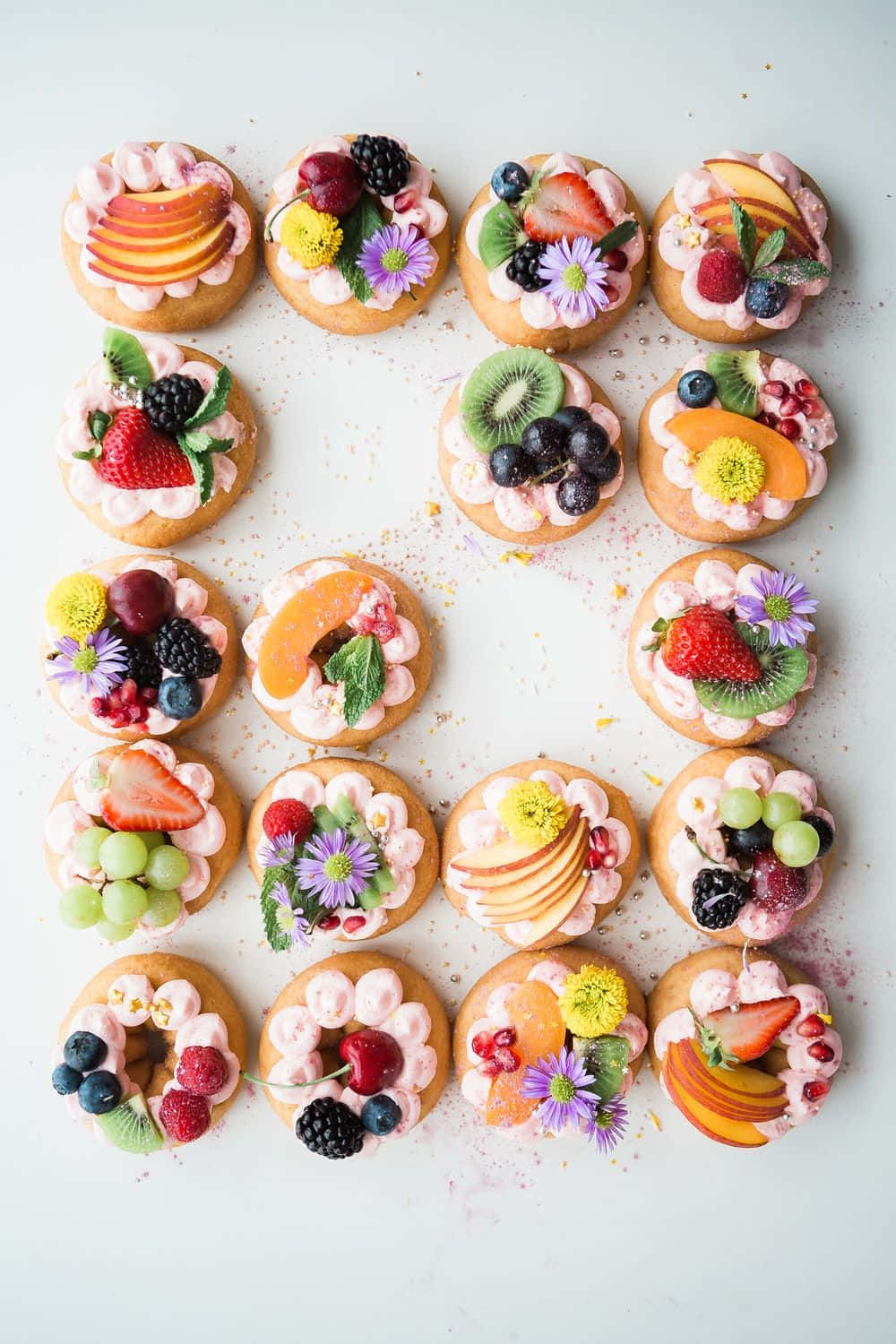 Lækker forårsdessert med friske bær og blomster Wallpapers