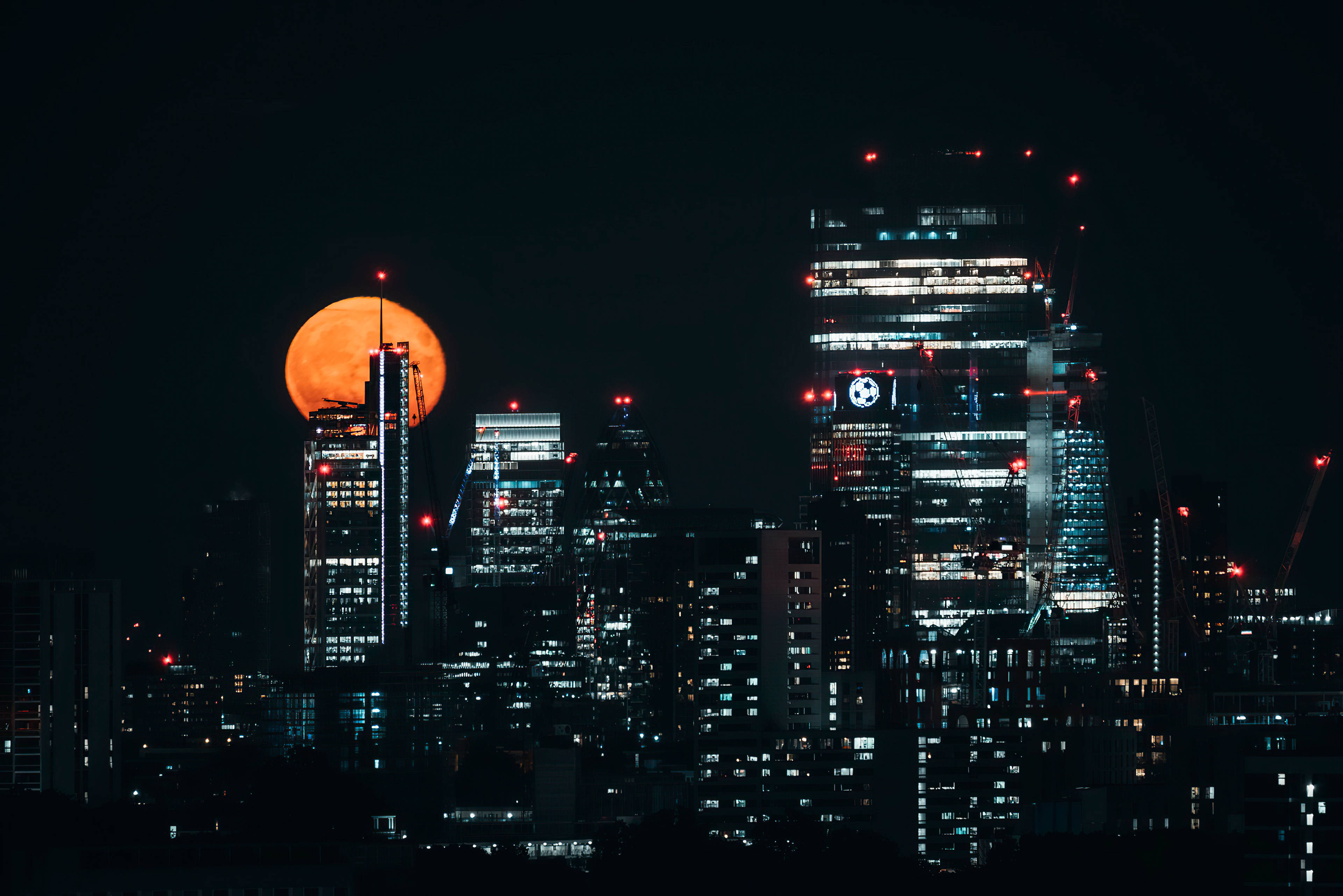 London Skyskraber Æstetisk Måne Wallpapers