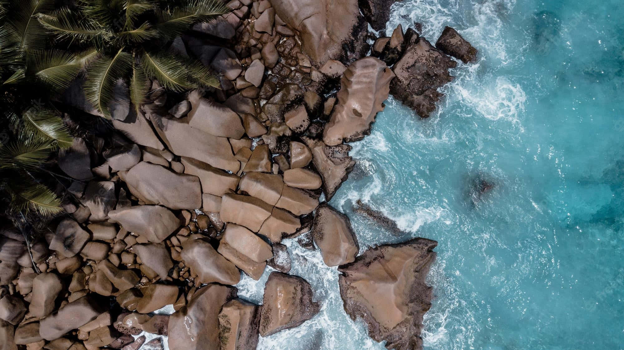 Luftfoto af klippeformationer ved stranden med bølger Wallpapers