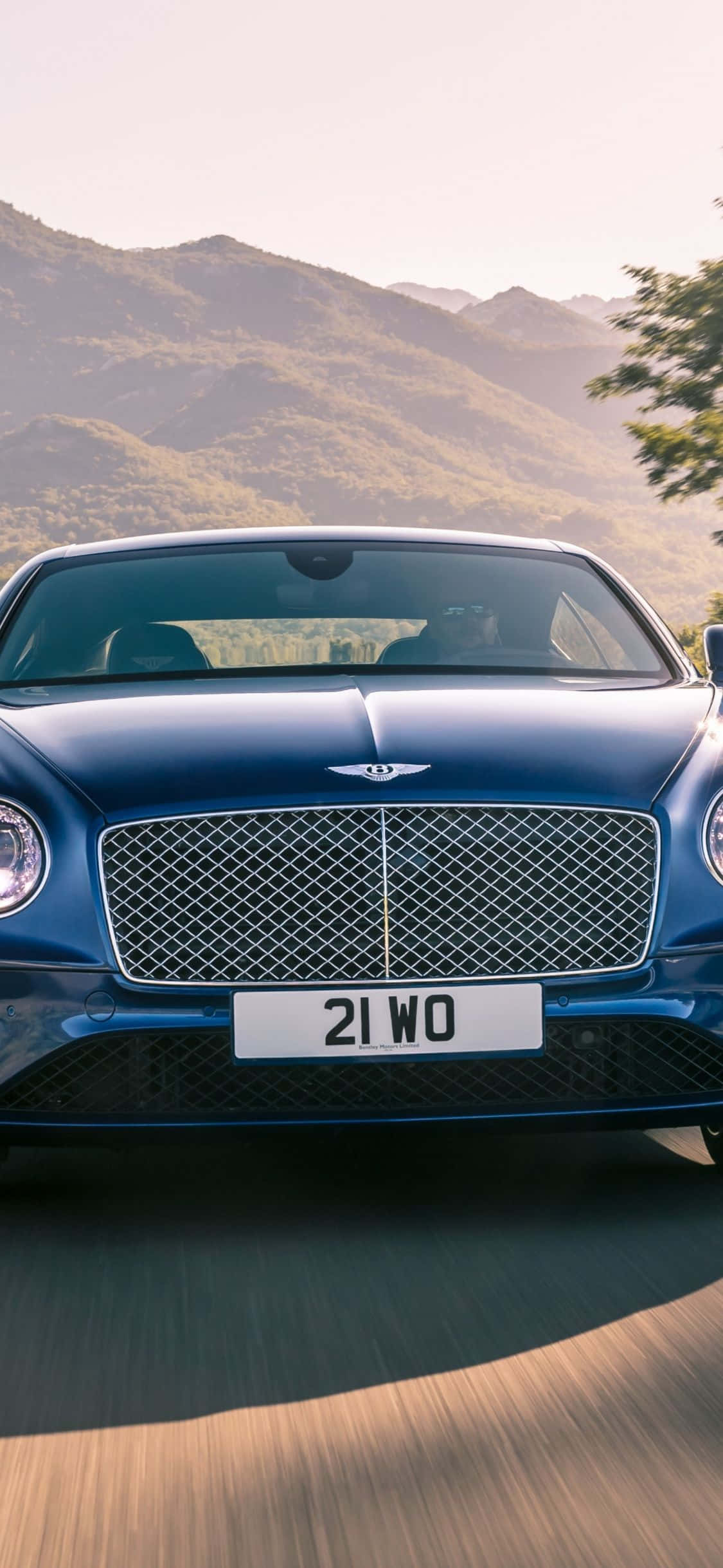 Overskrift: Luksuriøs kørsel i en Bentley med iPhone Wallpapers
