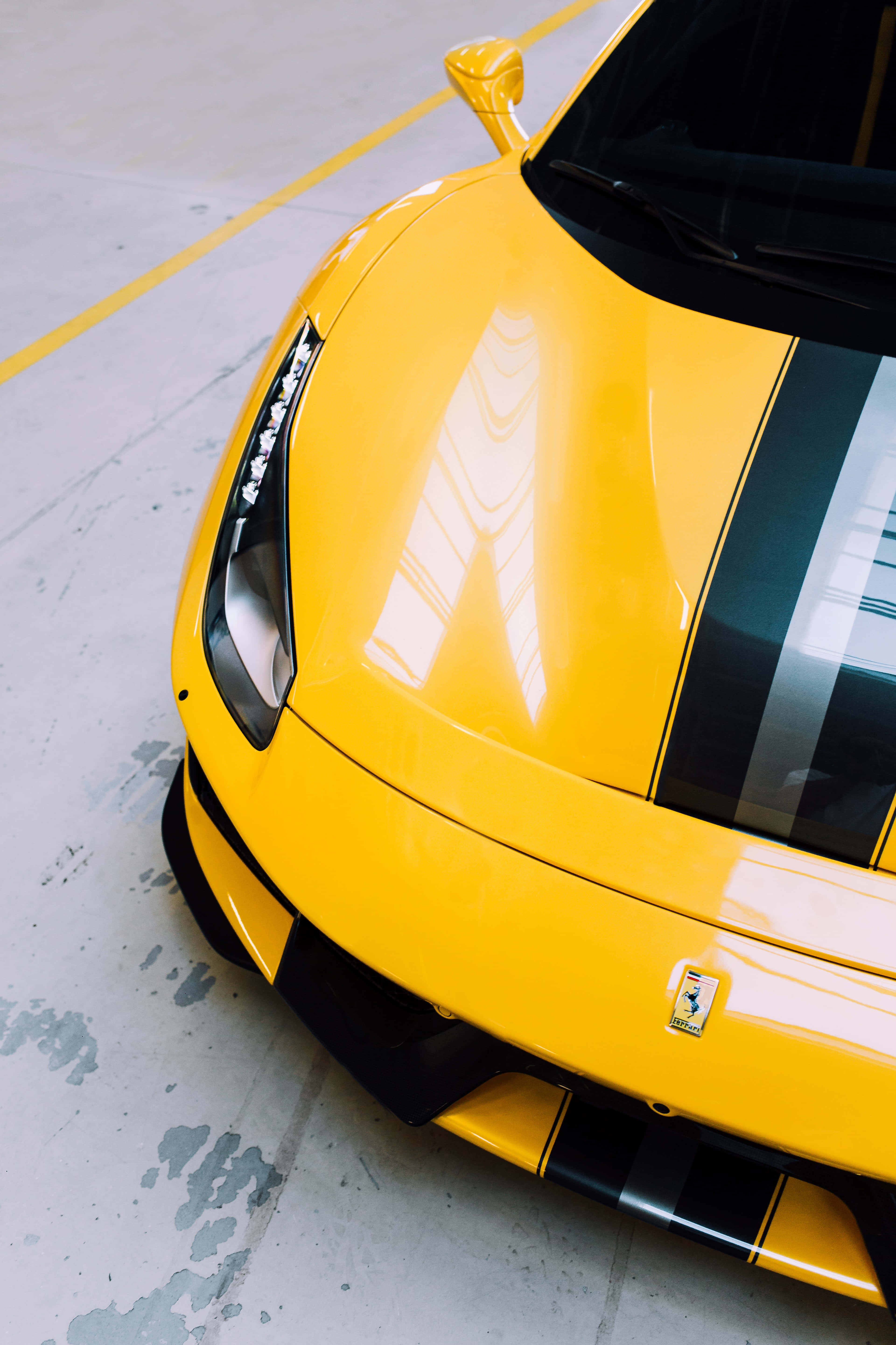 Luksusindtryk: En elegant Ferrari på åben vej Wallpapers