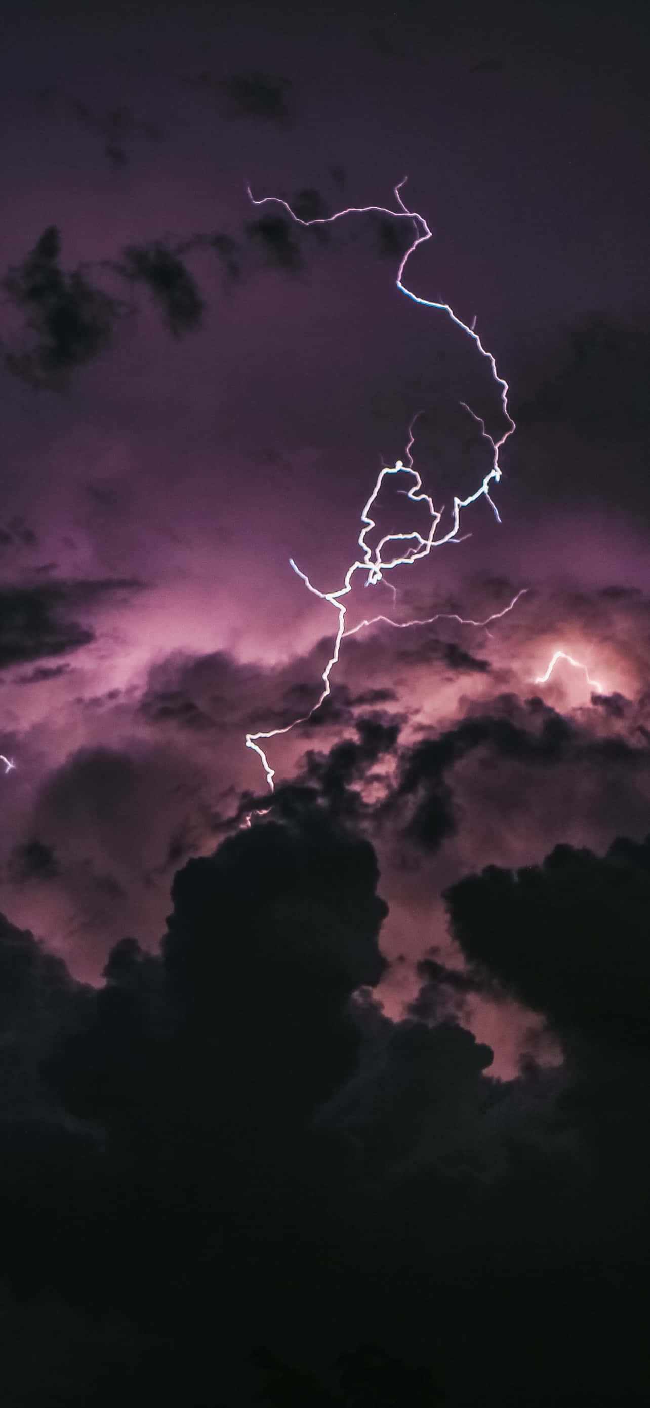 lyn på himlen med skyer Wallpapers