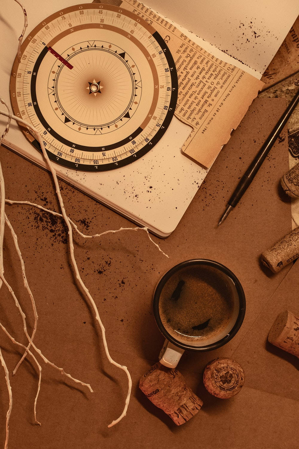 Lys brun æstetisk kompas og kaffe Wallpapers