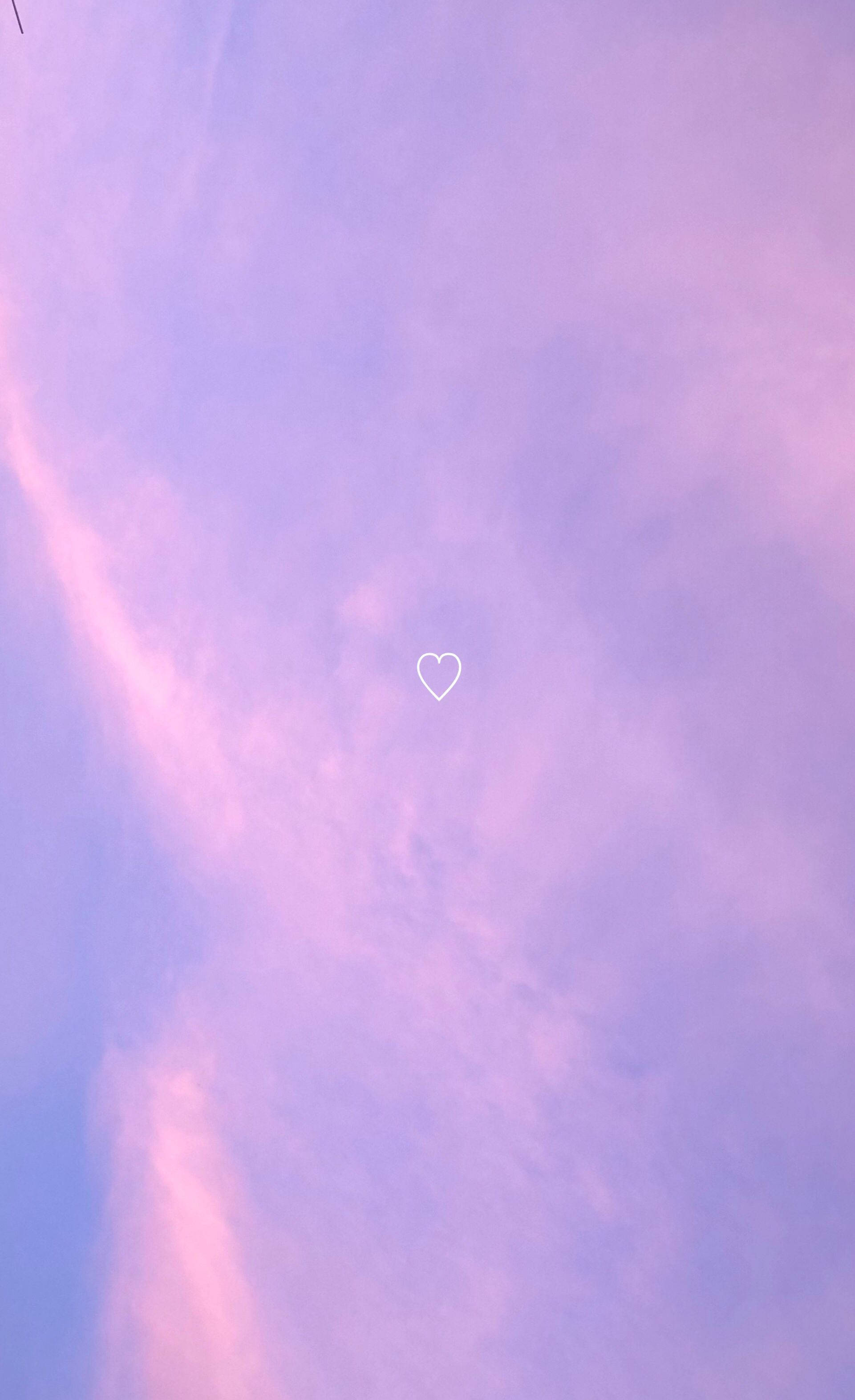 Lyslilla æstetisk hjerte og skyer Wallpapers