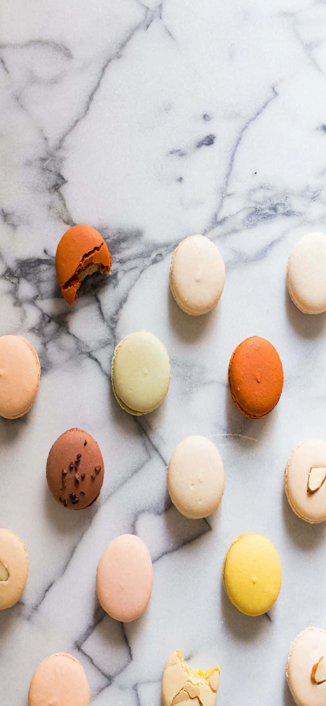 Macarons På iPhone X Marmorbaggrund Wallpapers