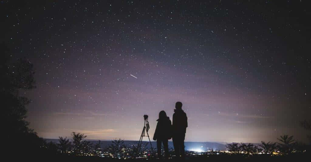 Magisk udsigt over nattehimlen oplyst af tusindvis af stjerner Wallpapers