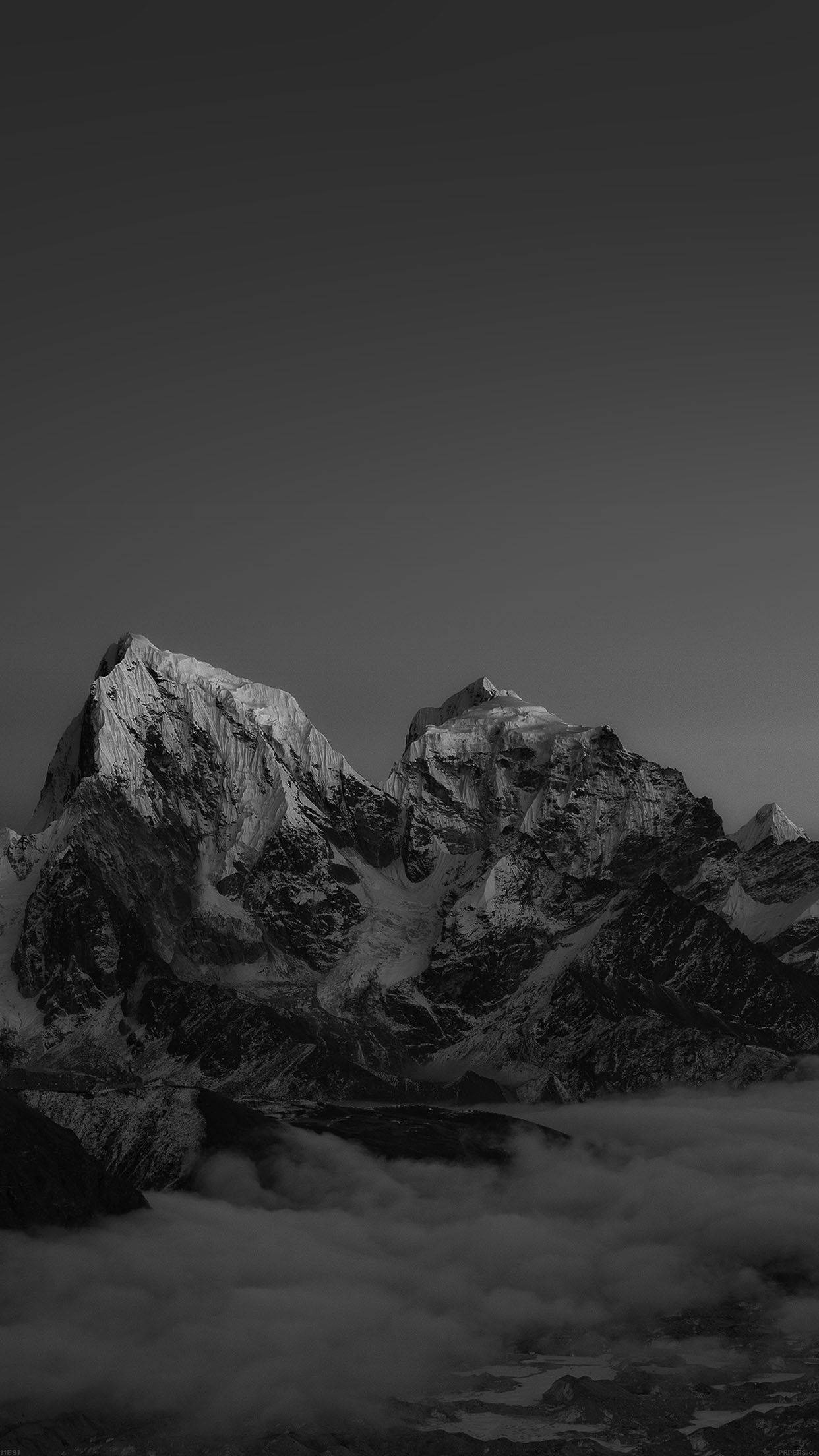 Majestætisk bjergtop i sort-hvid. Wallpapers