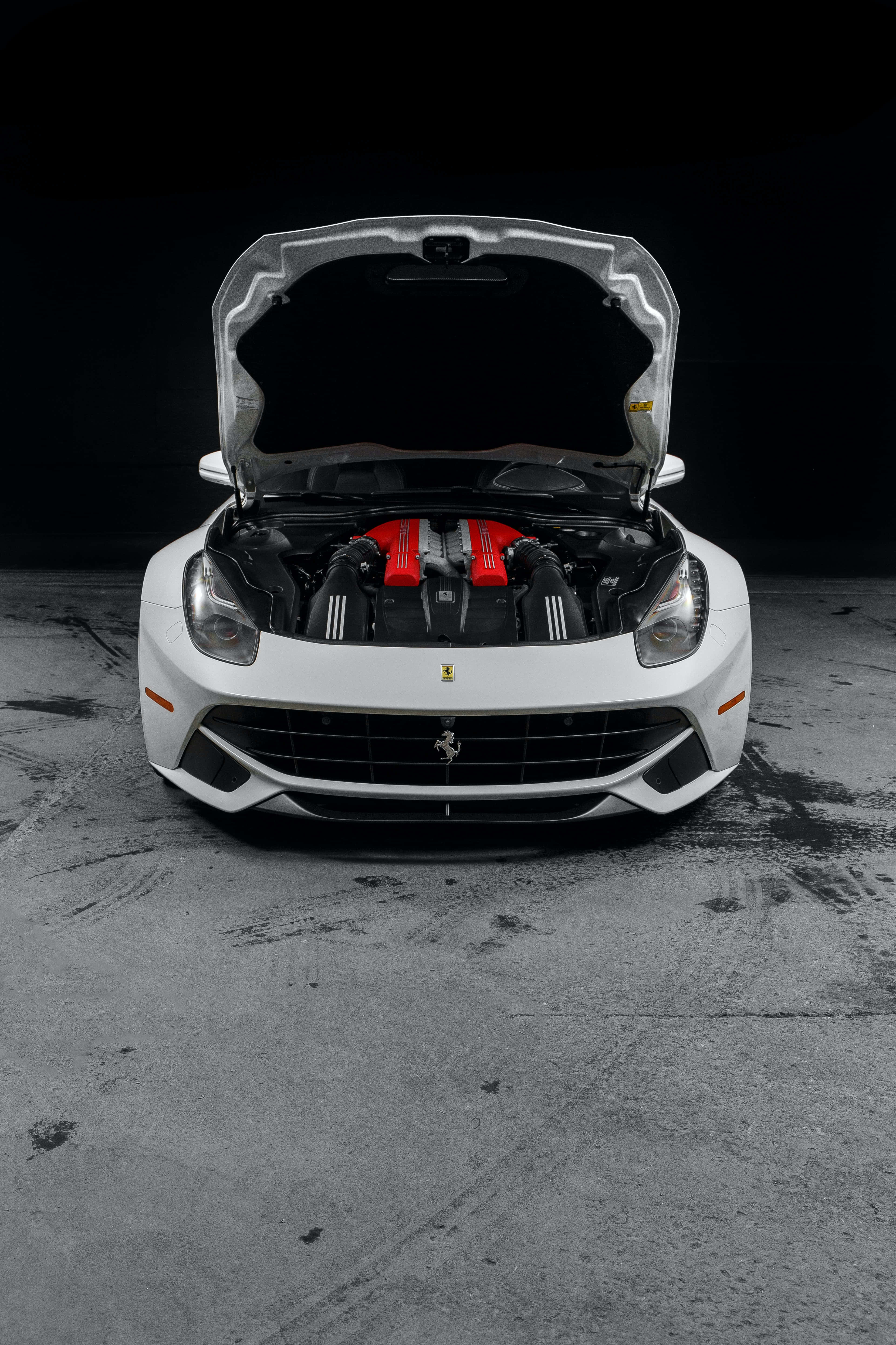 Majestætisk hurtig rød Ferrari mod aftenhimlen Wallpapers