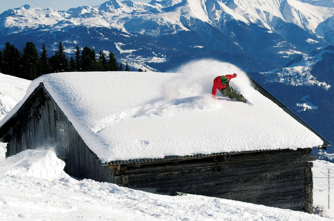 Mand med snowboard der suser hen over tag Wallpapers