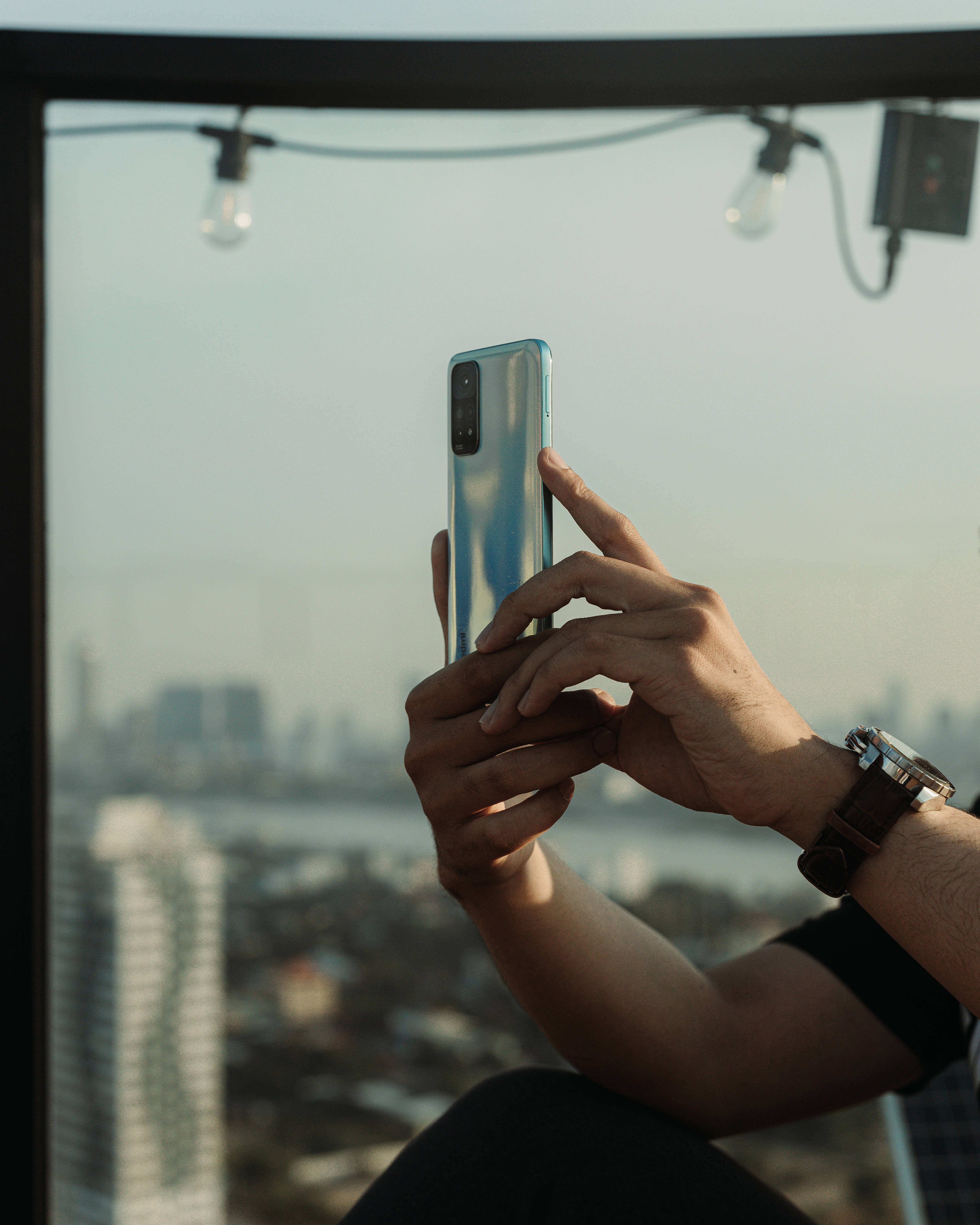 Mand med Xiaomi-smartphone Wallpapers