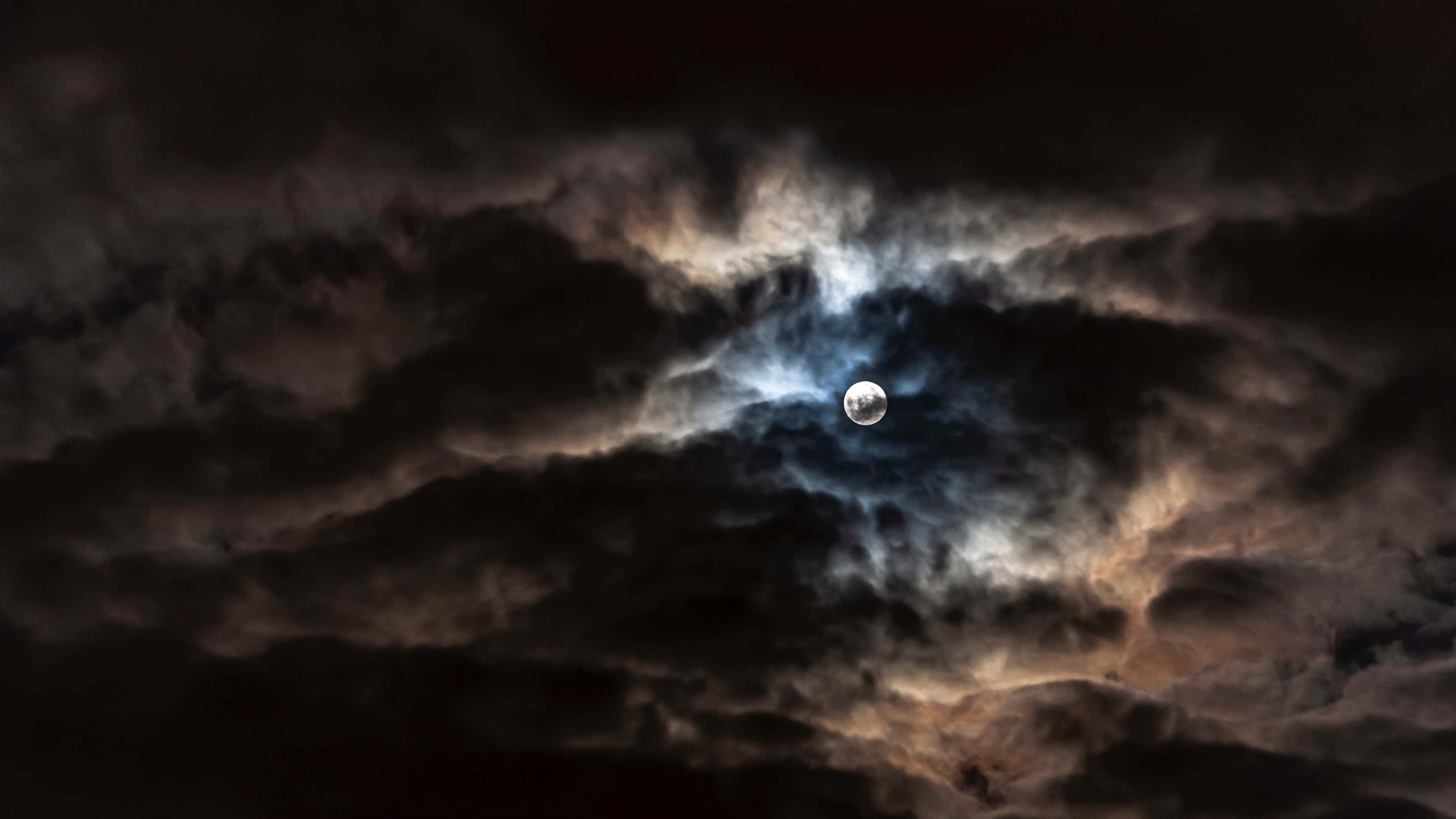 månen ses gennem skyerne Wallpapers