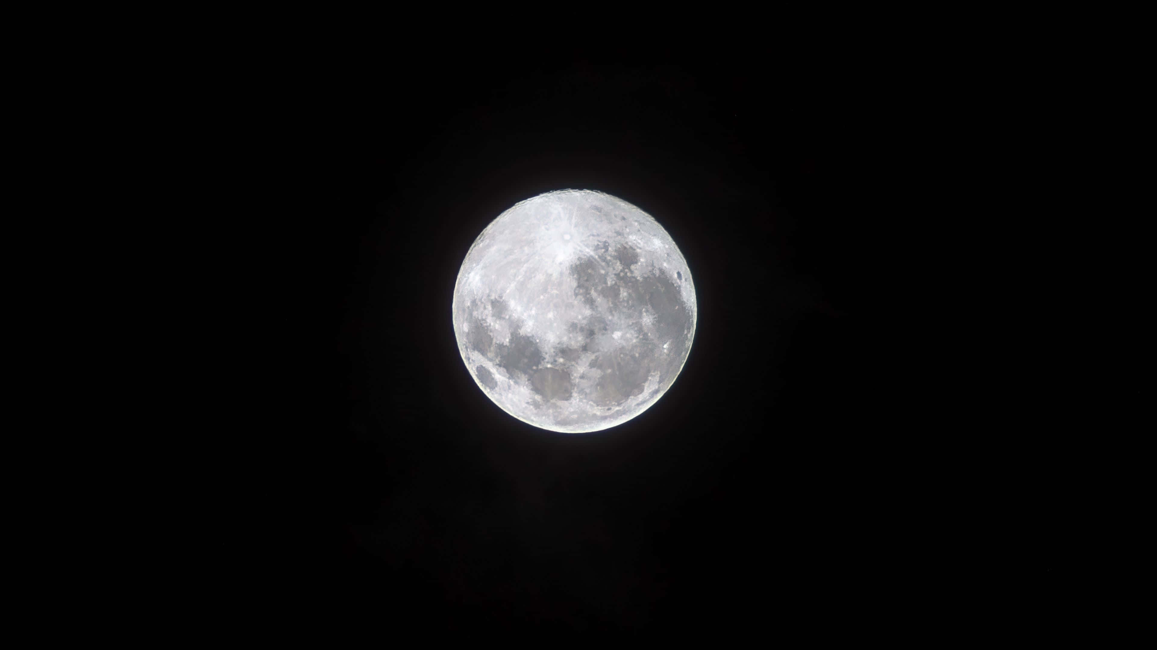 månen ses på den mørke himmel Wallpapers