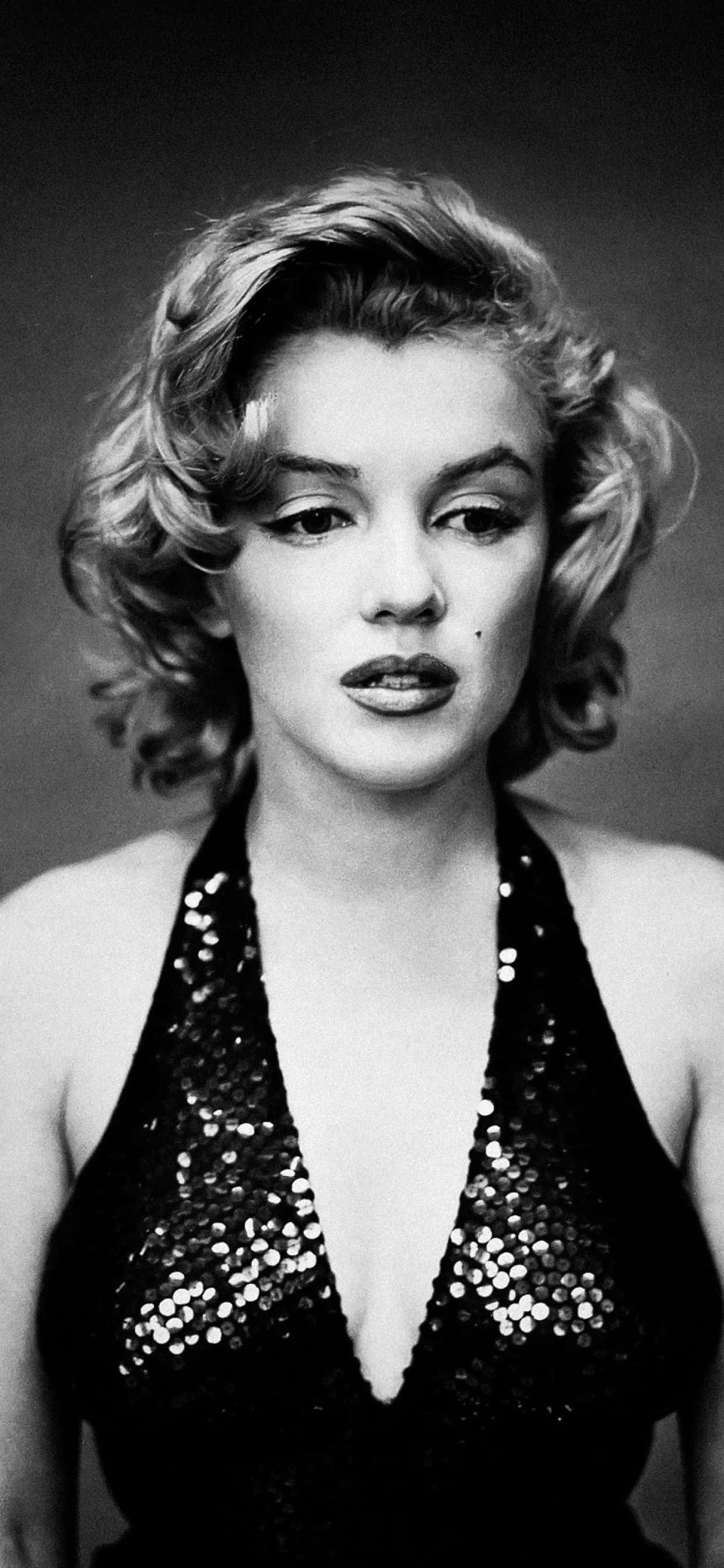 Marilyn Monroe Poserer I Sit Ikoniske Look På iPhone Wallpapers