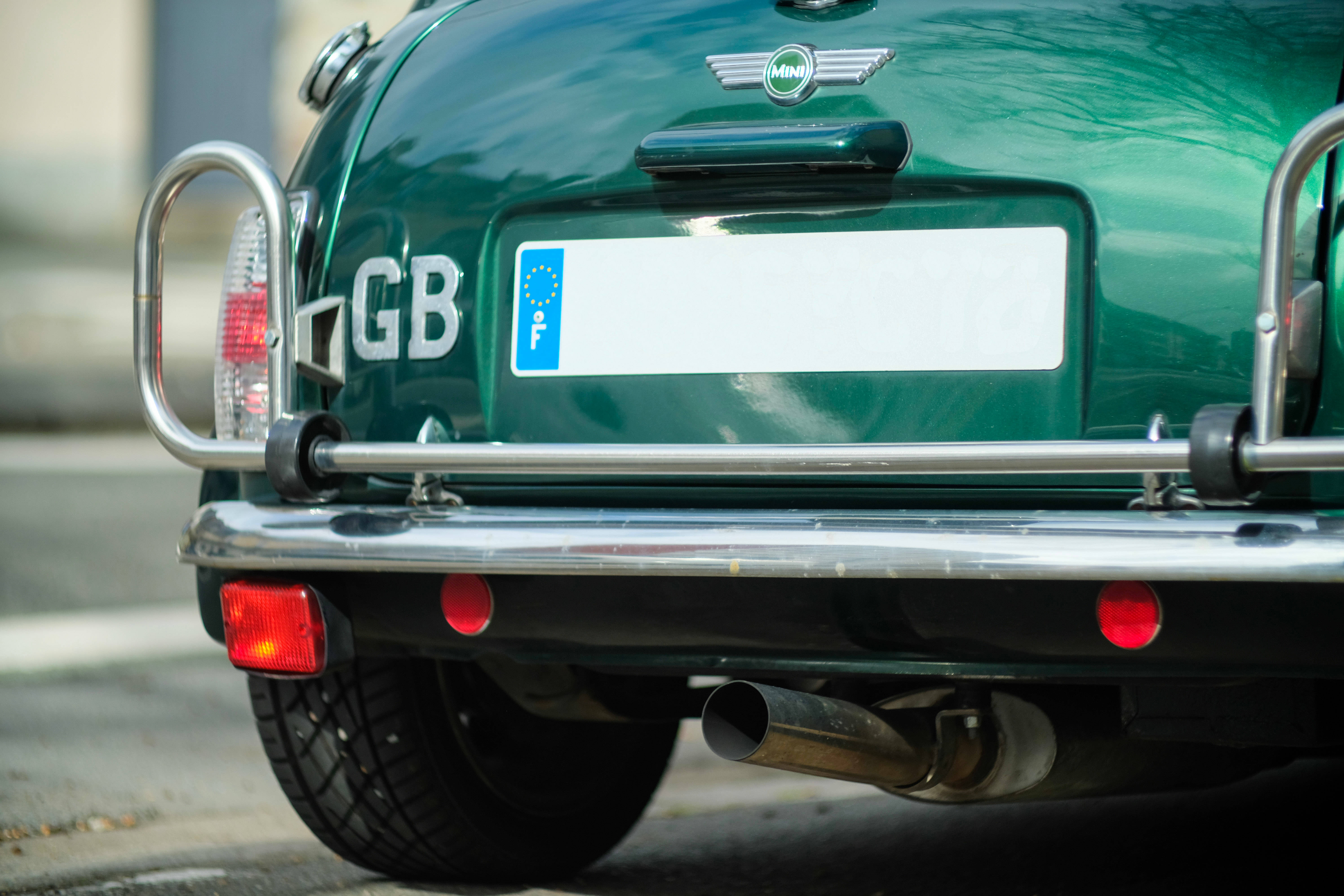 Mini Cooper logo på bagsiden af en grøn Mini Cooper bil Wallpapers