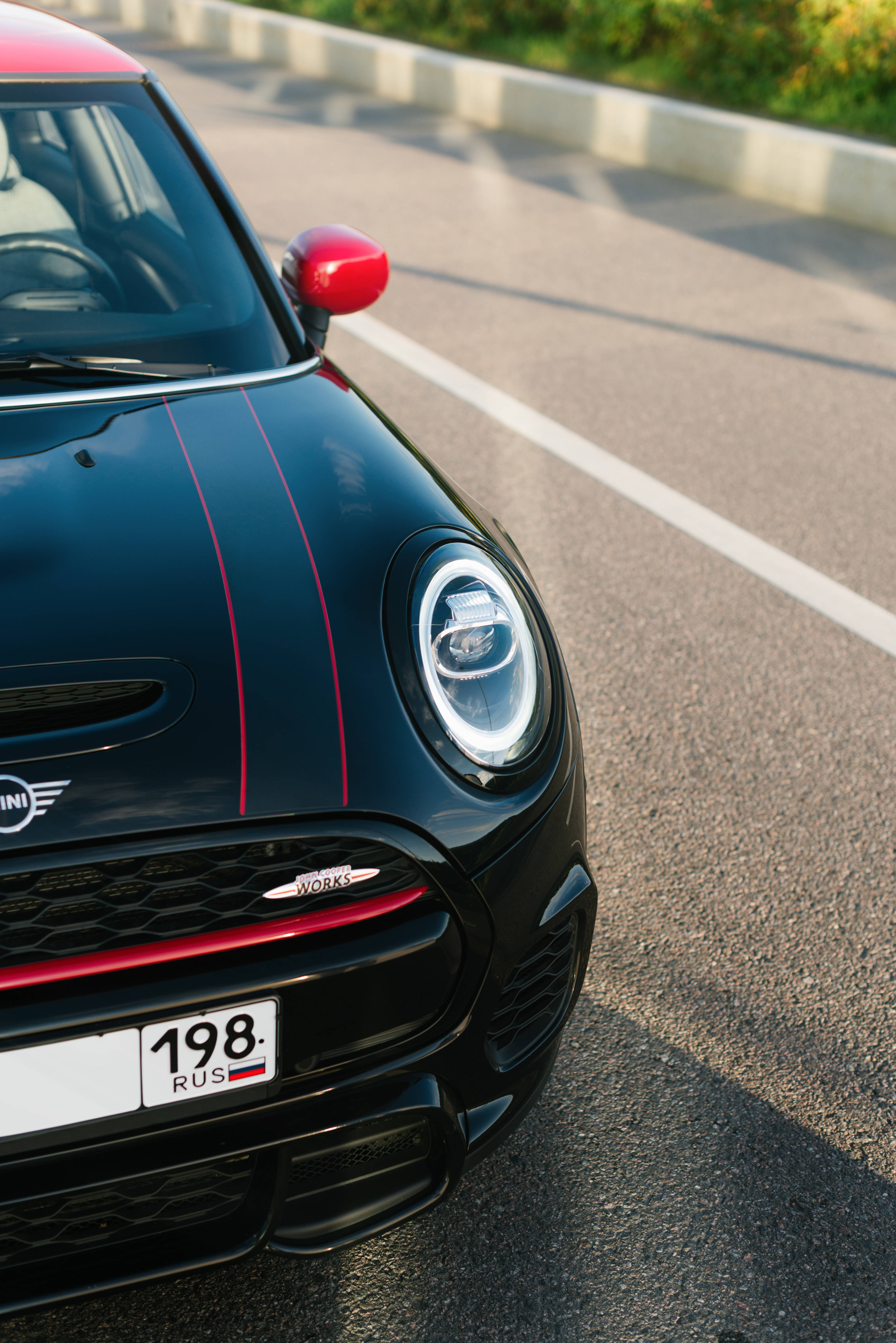 Mini Cooper logo på en sort og rød Mini Cooper-bil Wallpapers