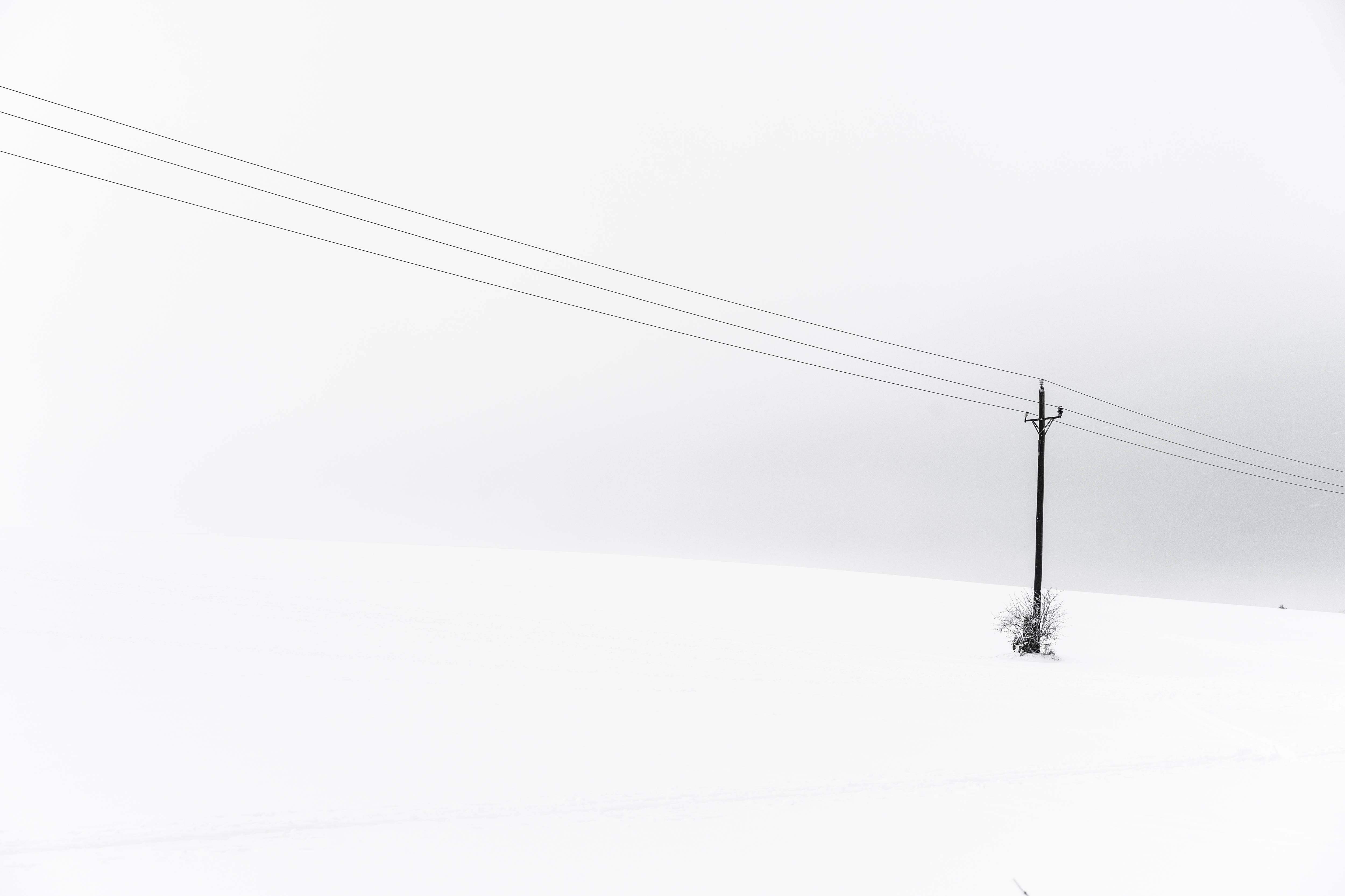Minimalistisk æstetisk skrivebordsbaggrund med sneklædt bakke og gammel elledning Wallpapers