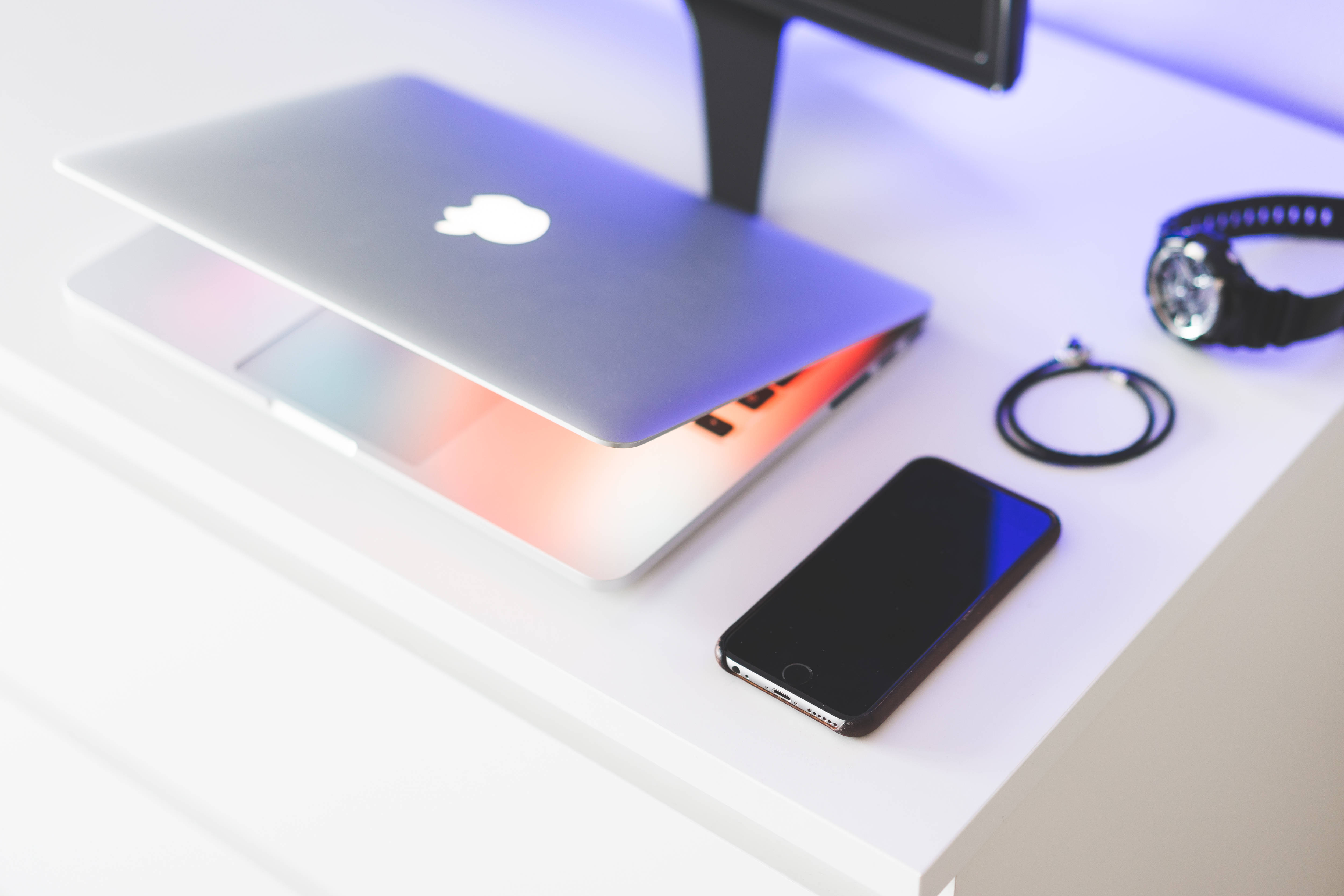 Minimalistisk æstetisk skrivebord med teknologienheder Wallpapers