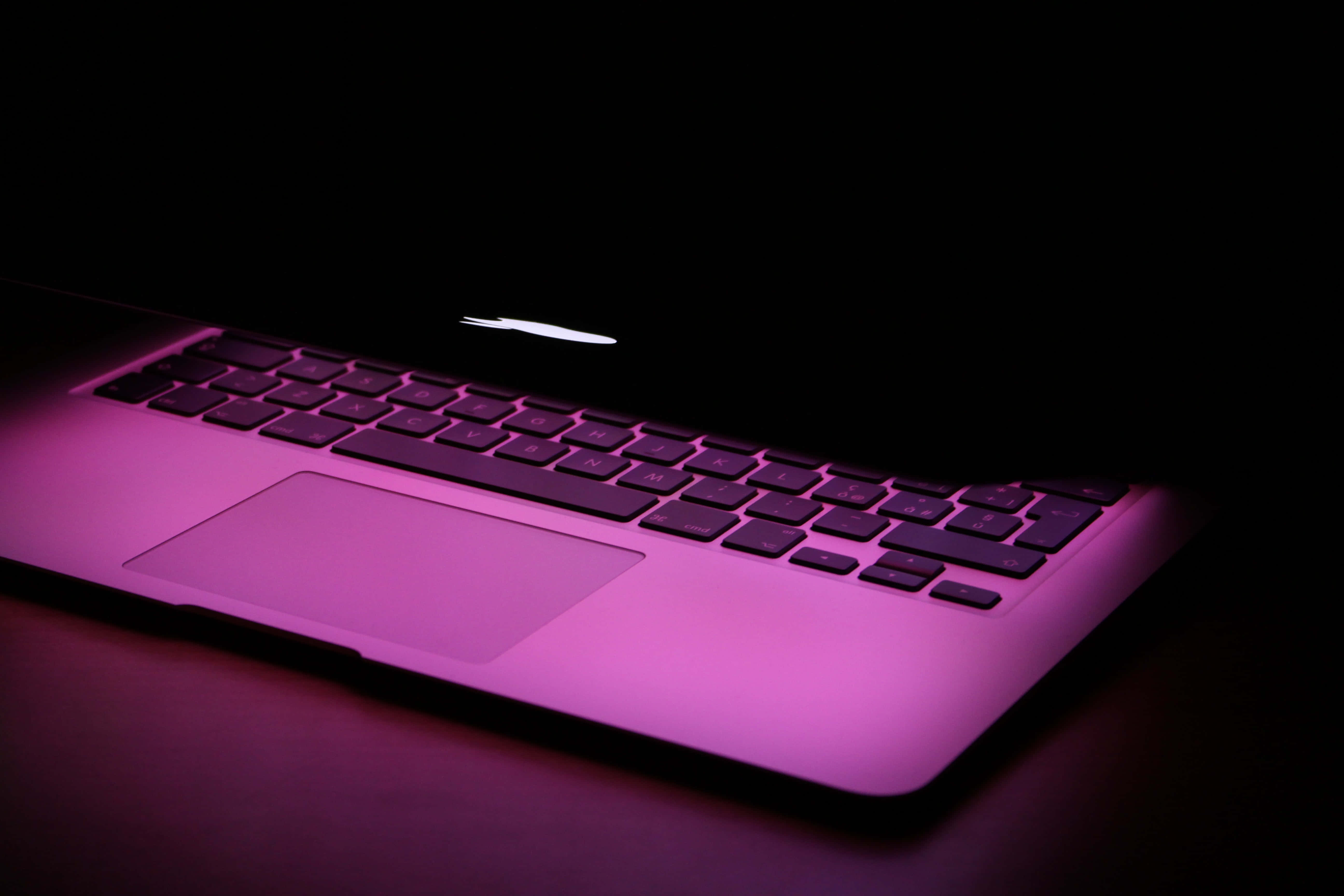 Minimalistisk æstetisk design med en Macbook-laptop Wallpapers