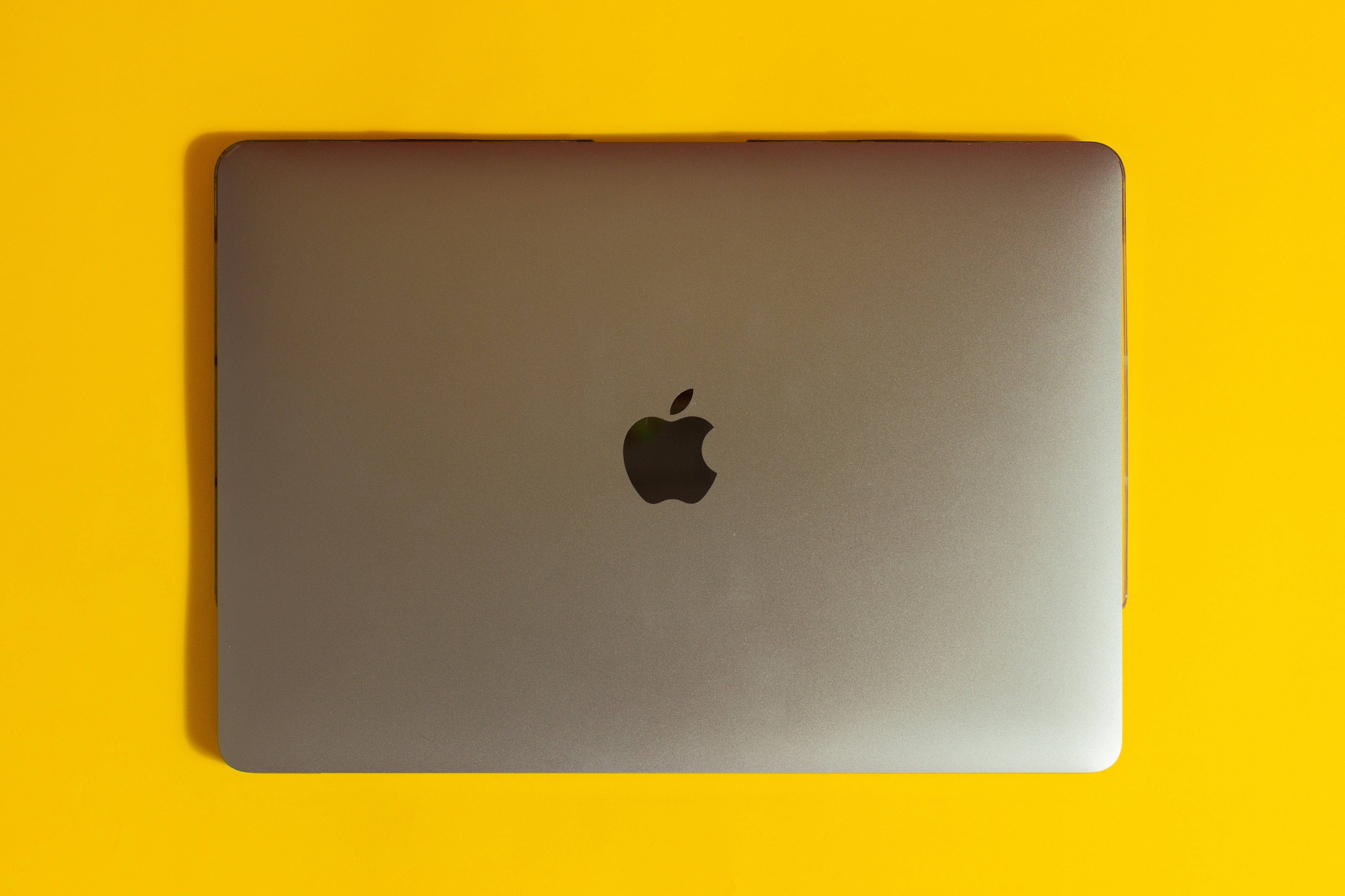 Minimalistisk Mac-arbejdsplads med et strejf af elegance Wallpapers