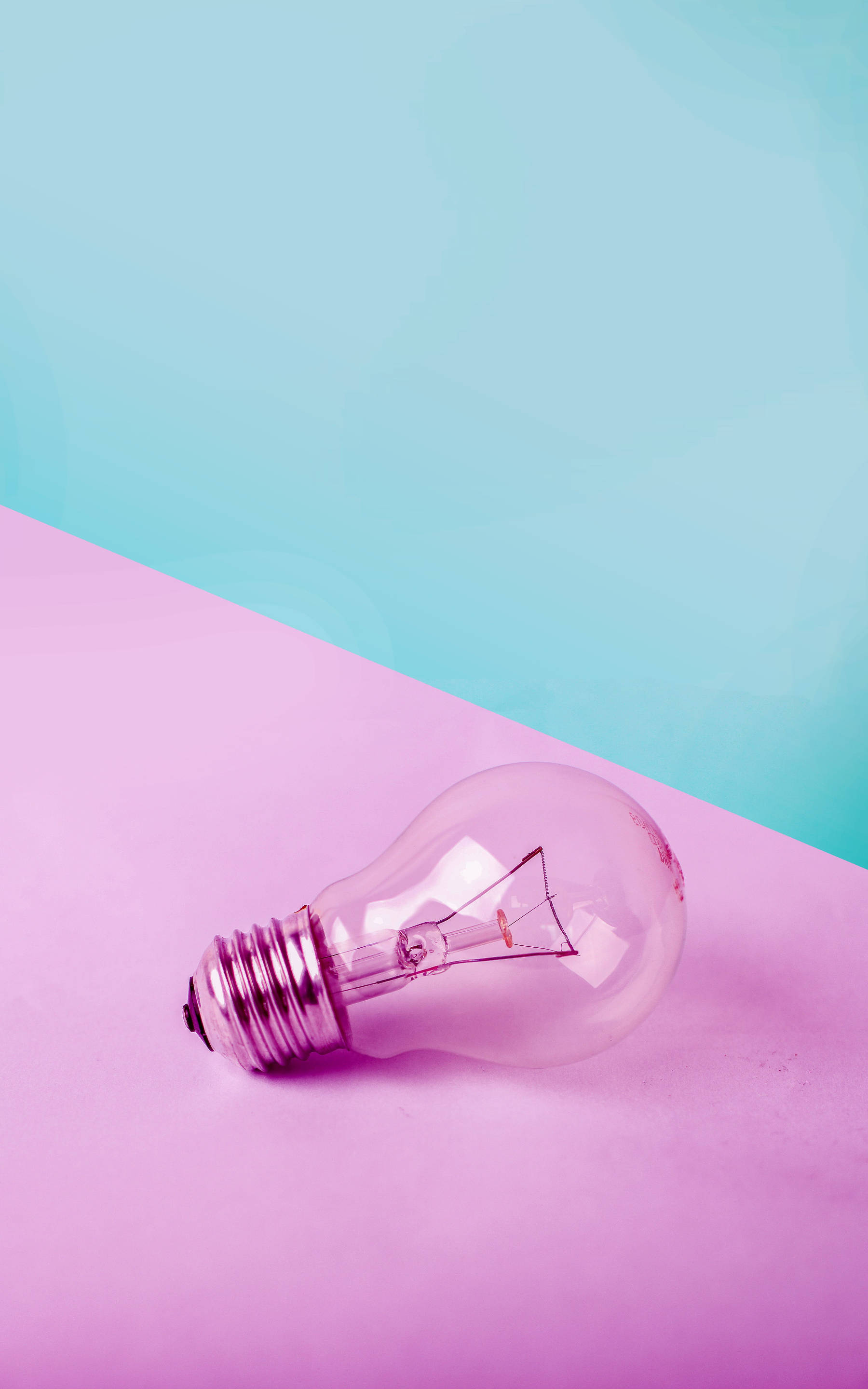 Minimalistisk Pære I Pastelblå Og Violet Wallpapers