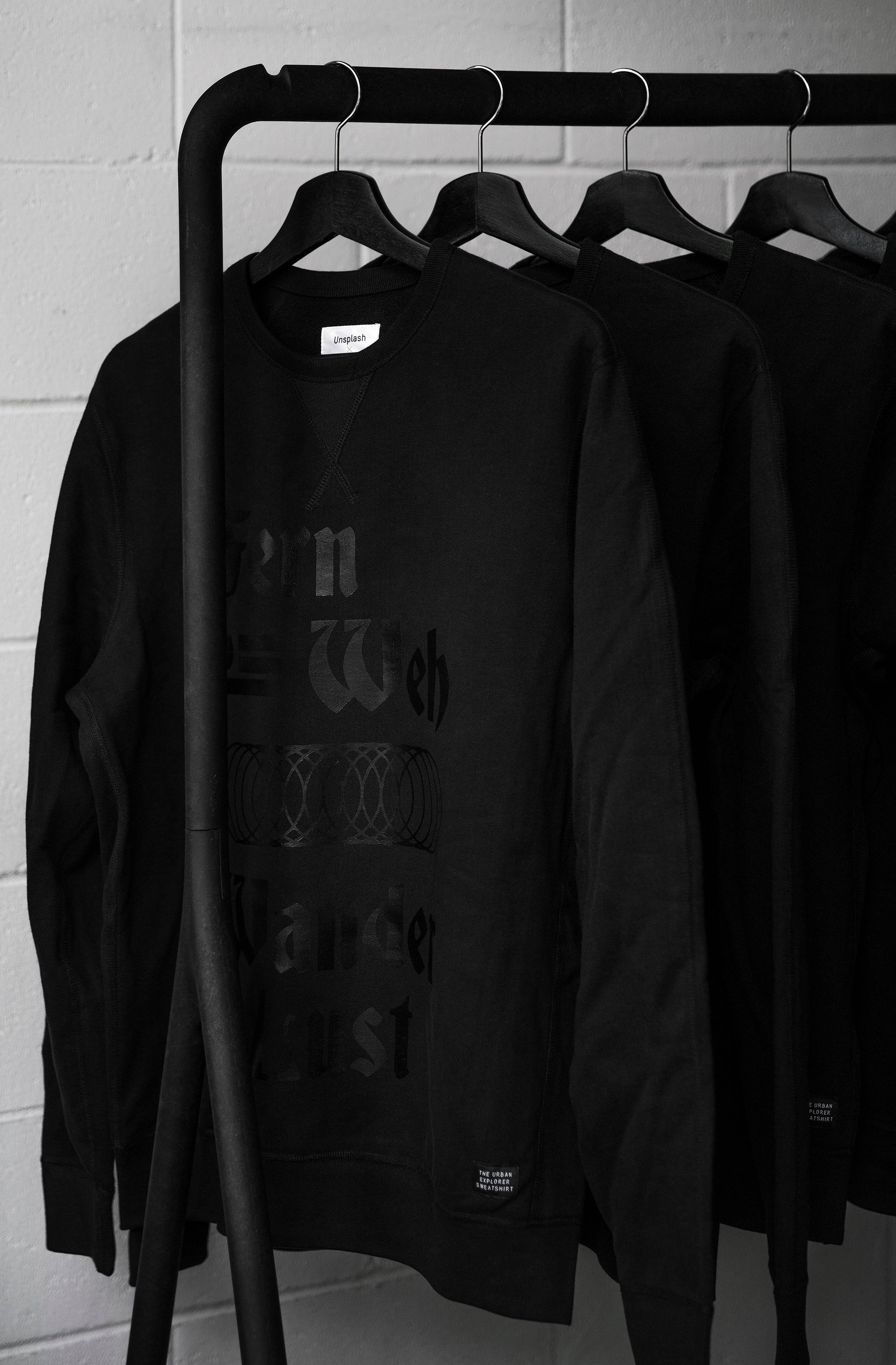 Minimalistisk tøjstativ med sweatshirts Wallpapers