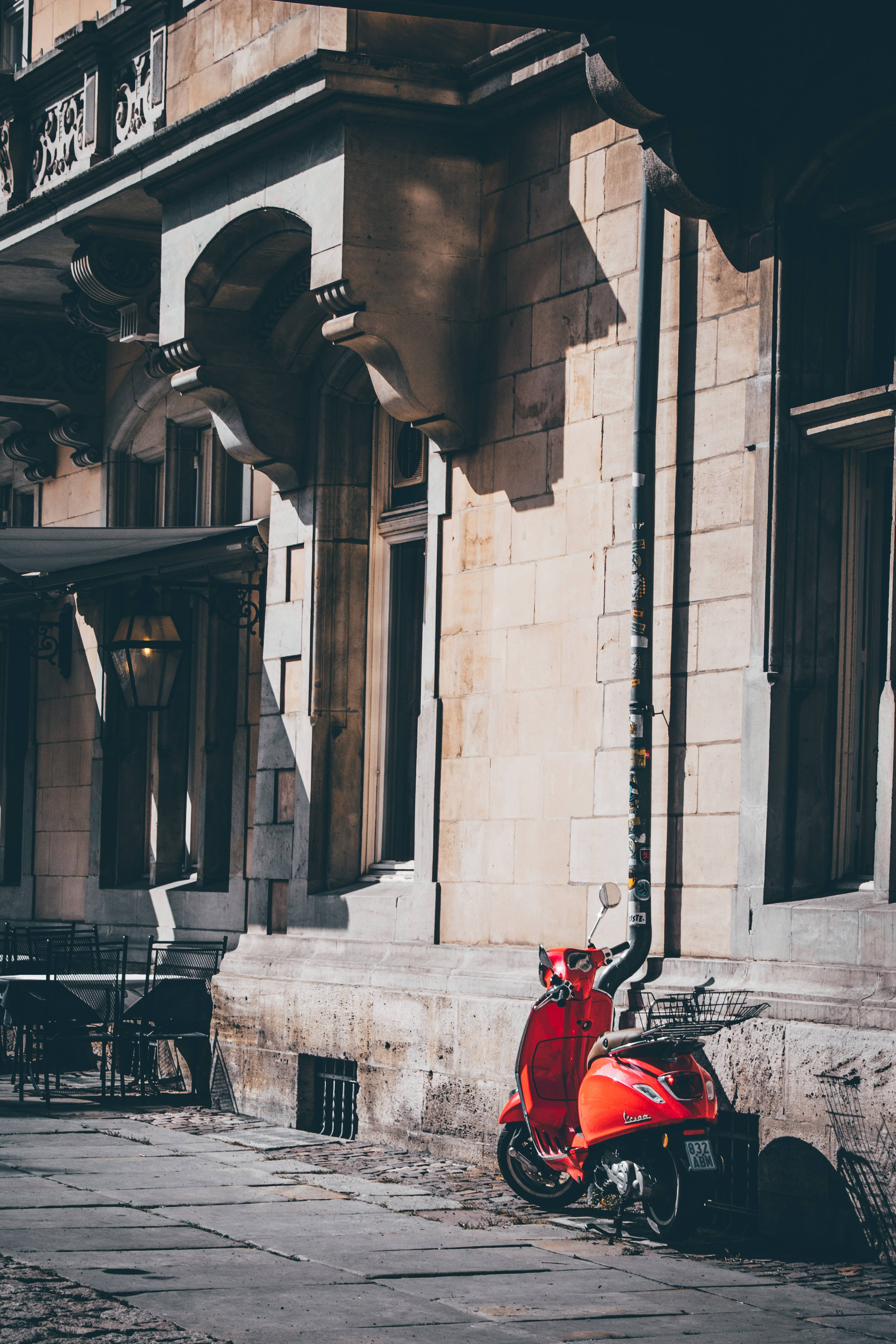 Moderne rød Vespa scooter parkeret udendørs Wallpapers