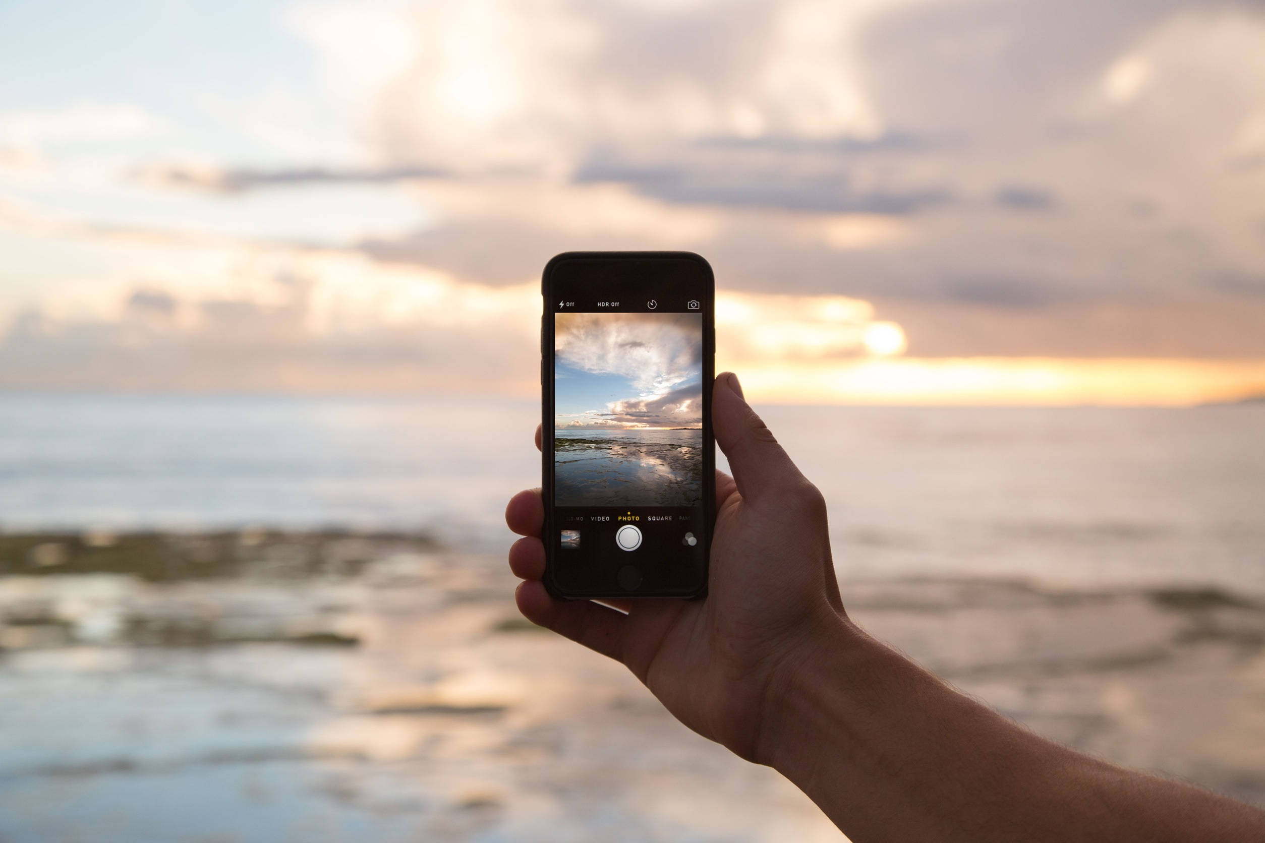 Moderne smartphone på skrivebordet Wallpapers