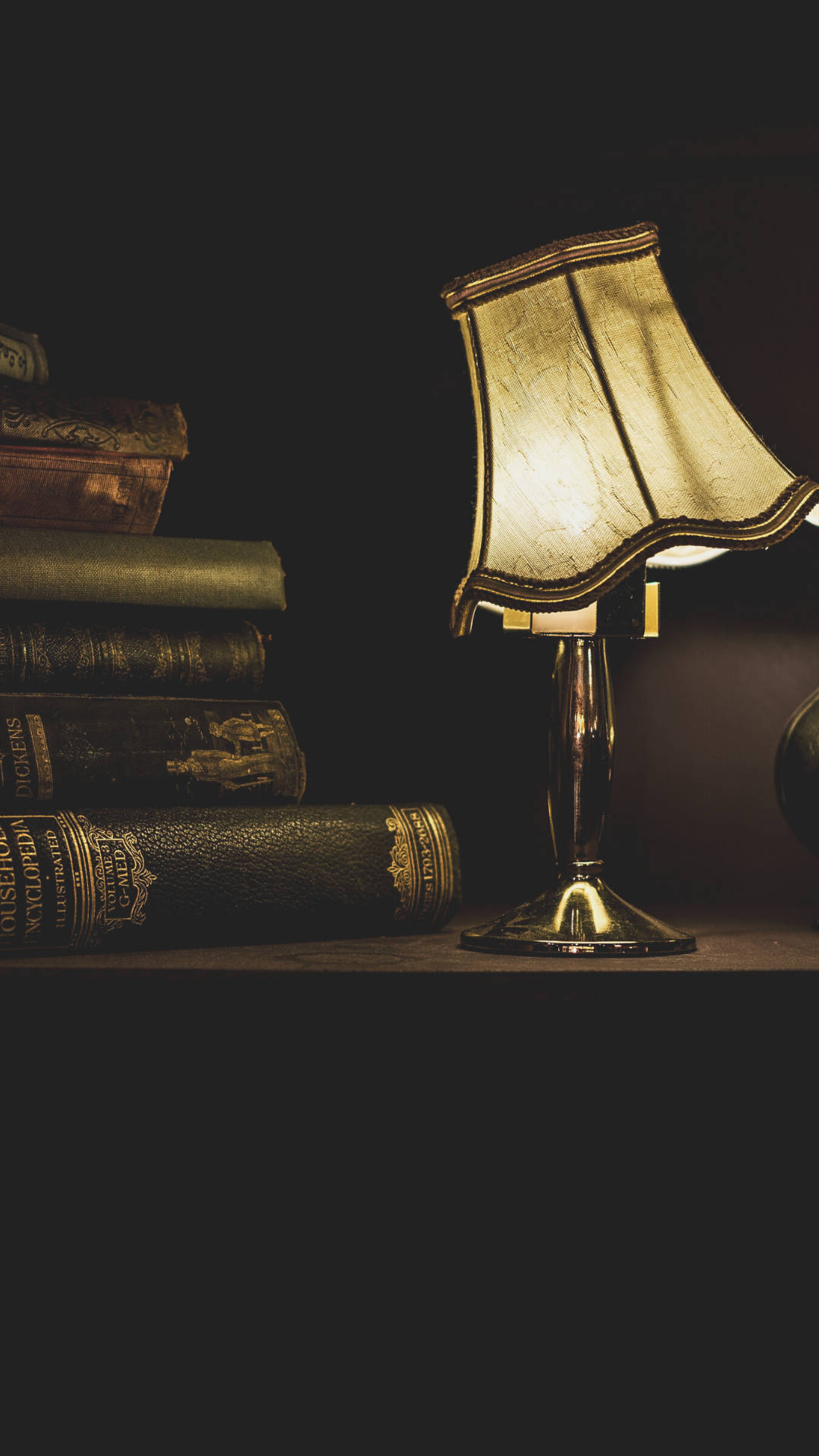 Mørk akademisk æstetik med skrå lampe Wallpapers