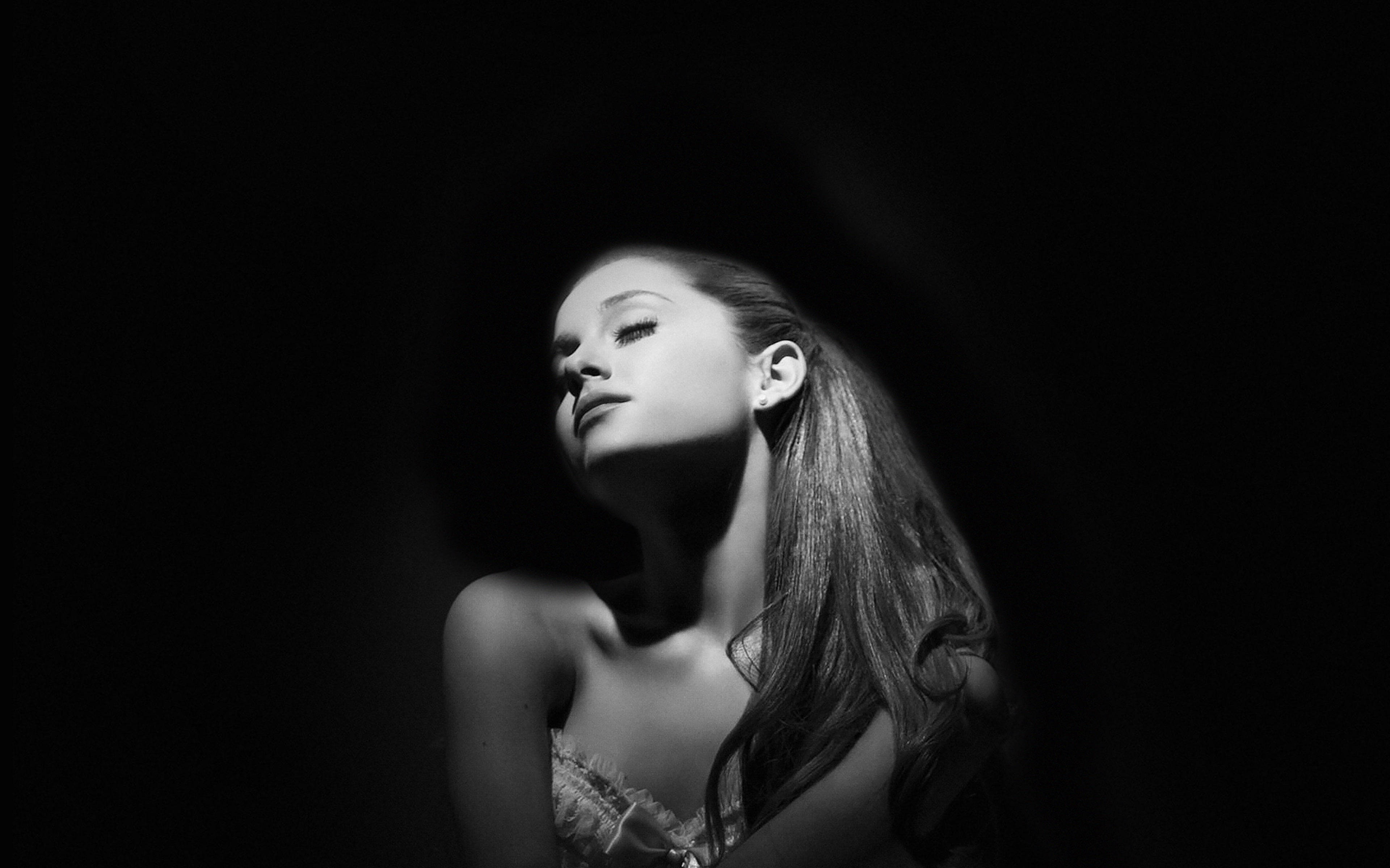 Mørk bærbar Ariana Grande Wallpapers