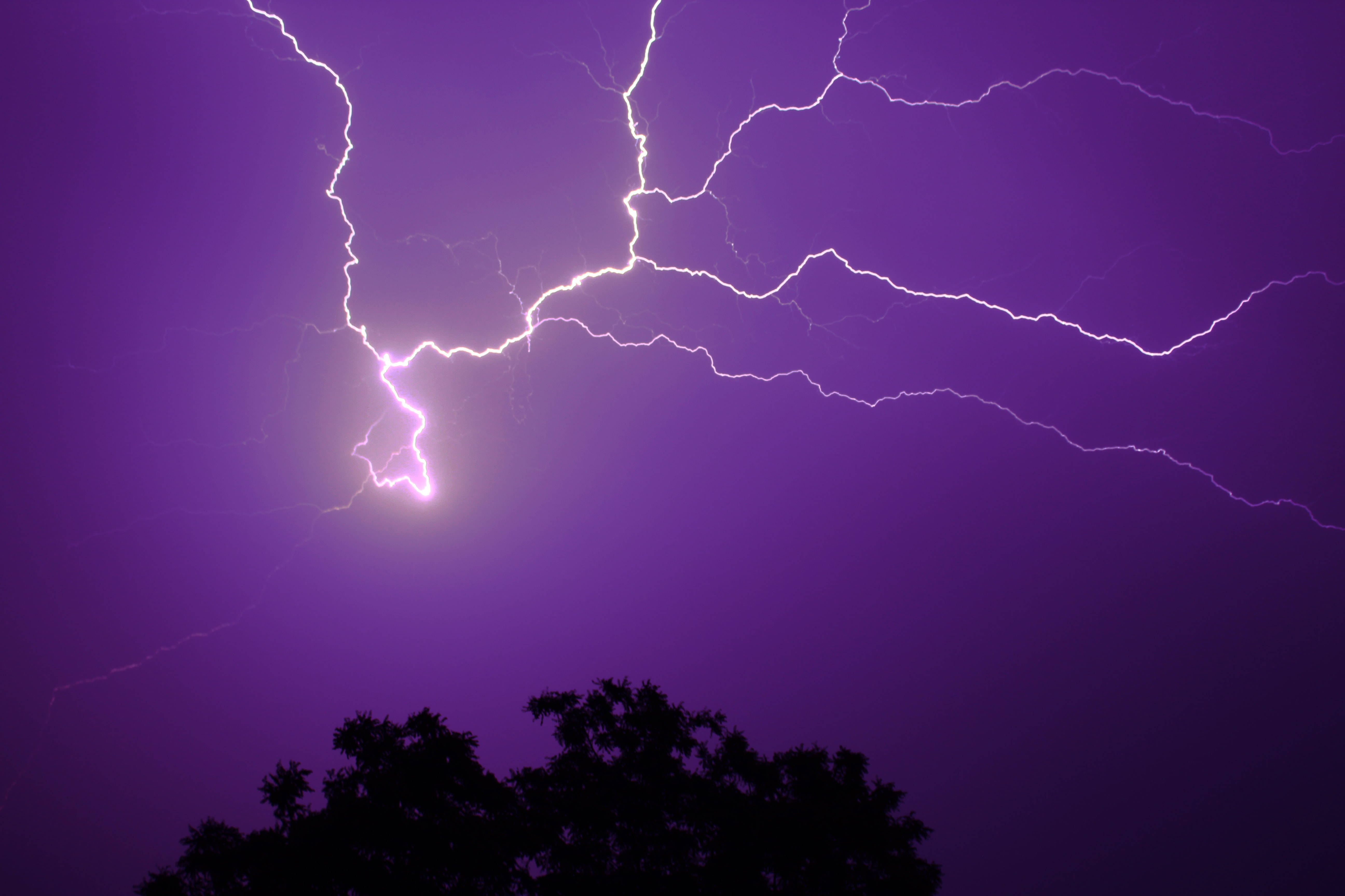 Mørk lilla æstetisk himmel med torden Wallpapers