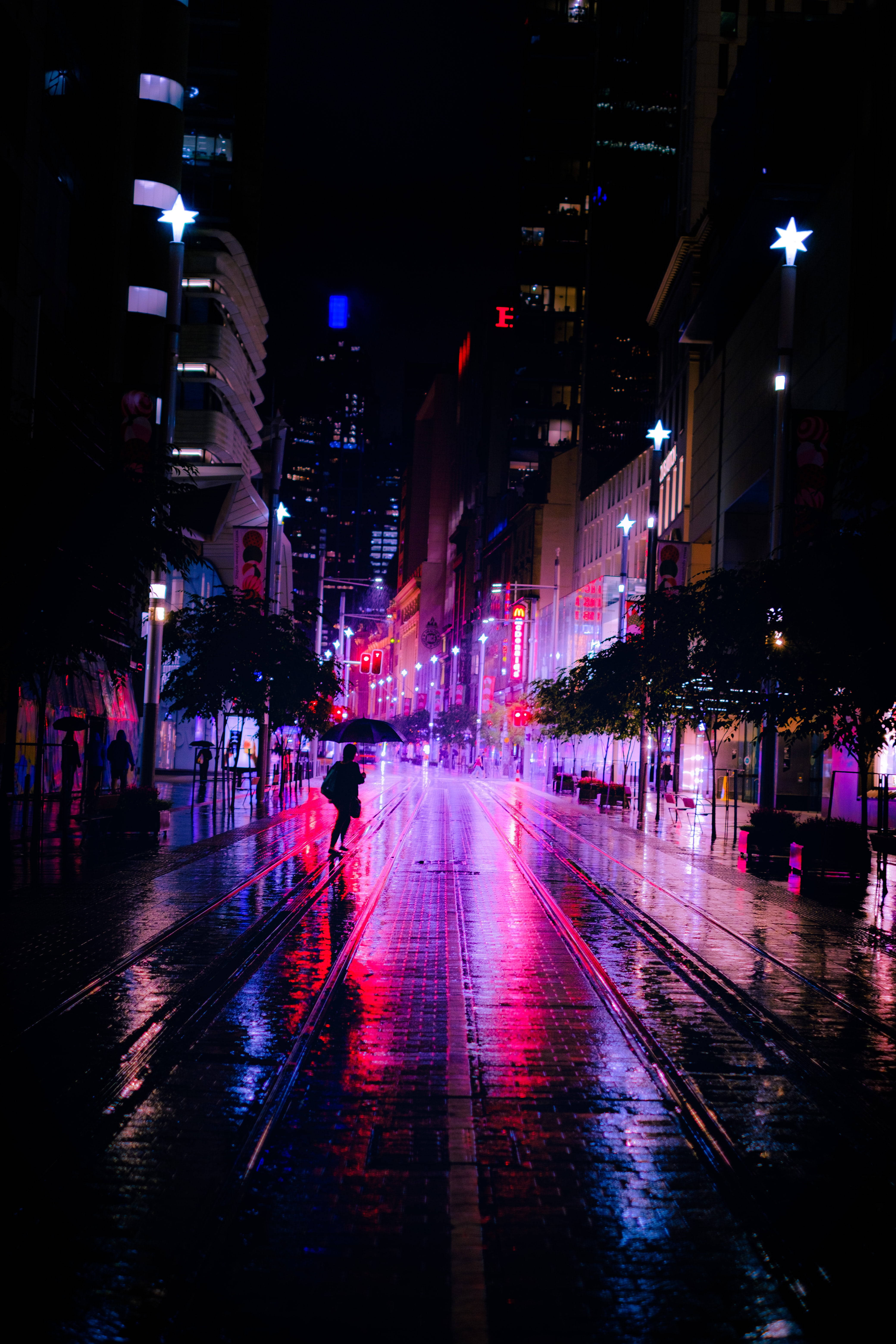 Mørk neonby i regn Wallpapers