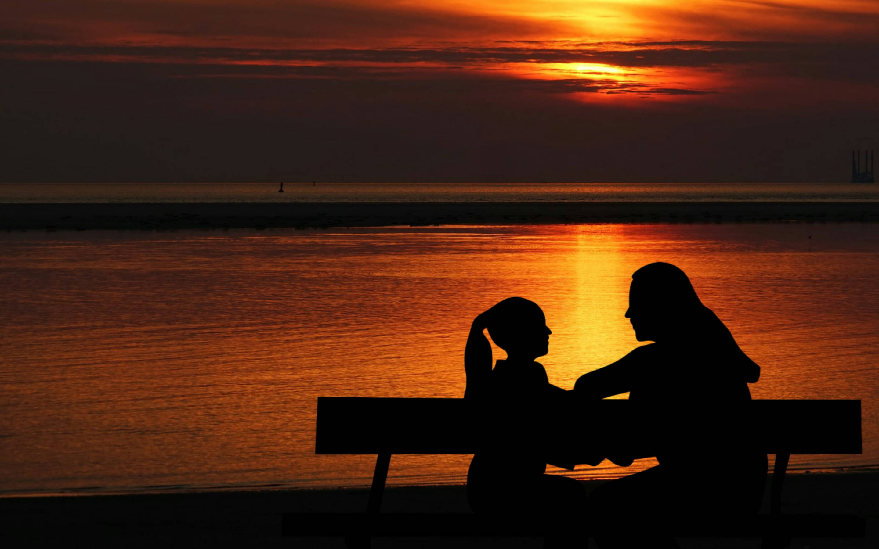 Mor og datter hygger sig ved solnedgang Wallpapers