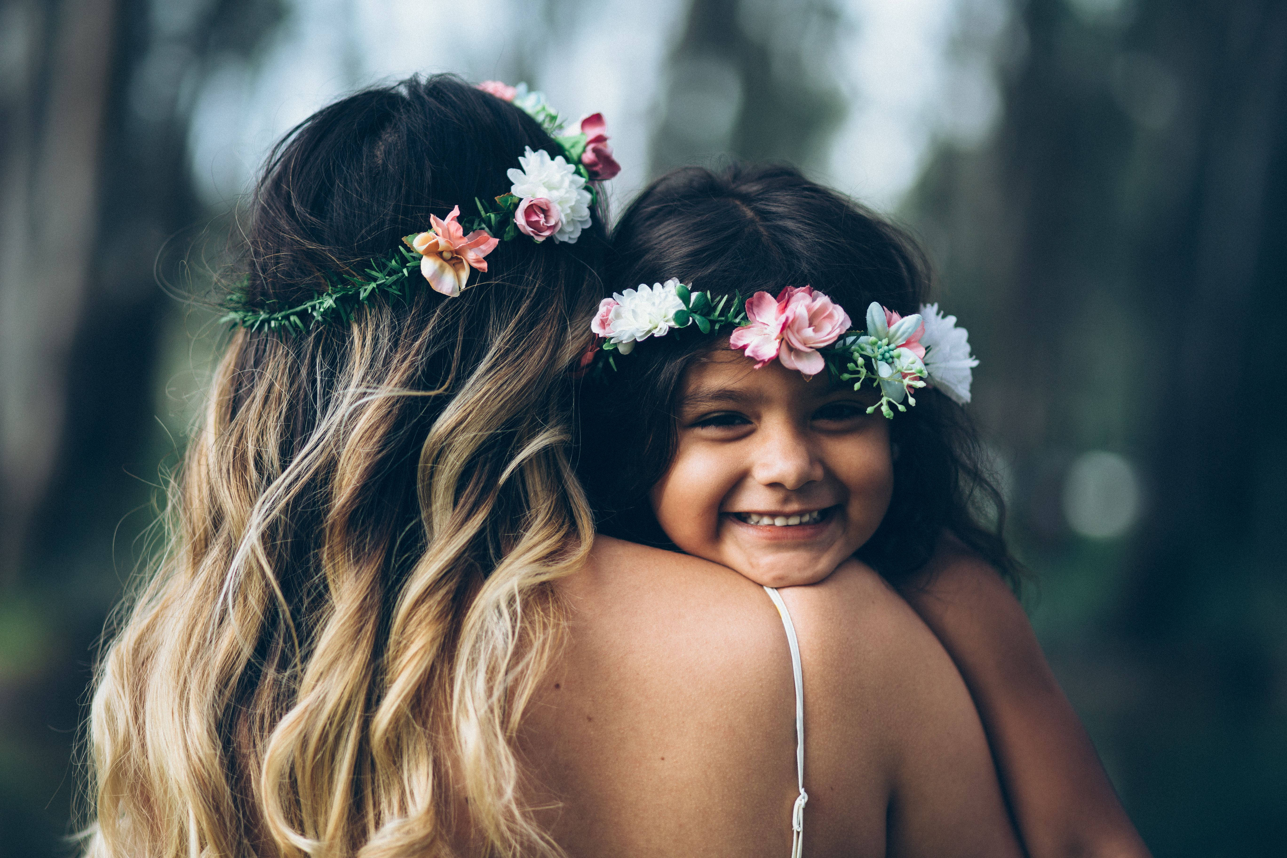 Mor og datter med blomsterkrans Wallpapers