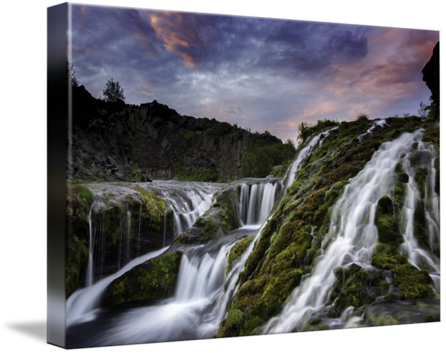 Mossy Vandfald ved Skumring Wallpapers