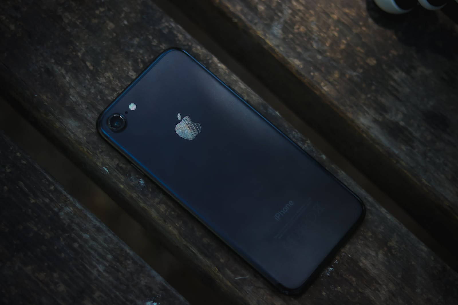 Mørk iPhone 7 på træ Wallpapers