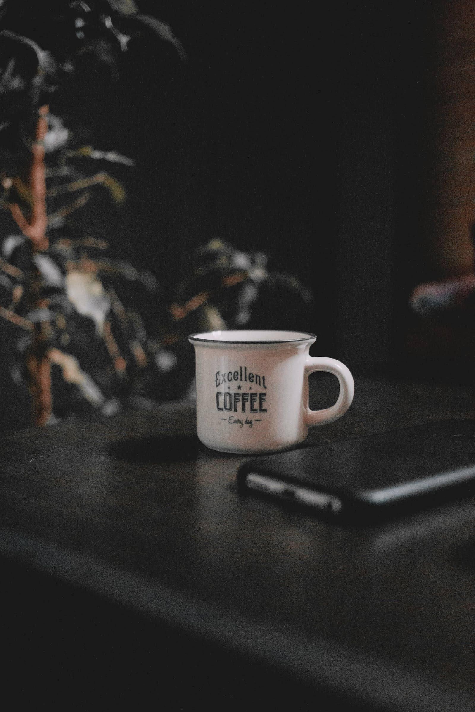 Mørk iPhone-enhed og kaffe Wallpapers