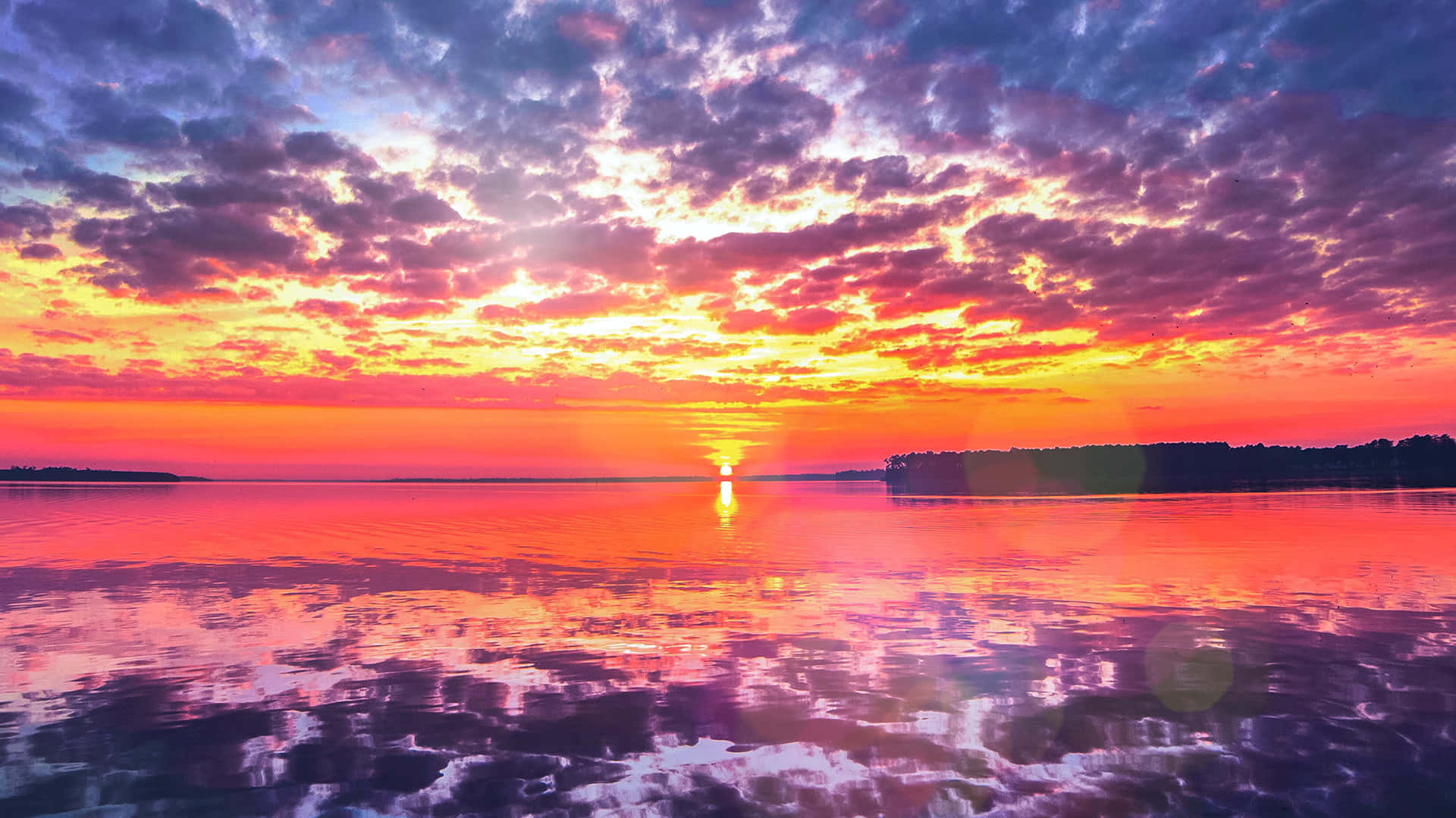 Mærk roen i den fortryllende skønhed af en solnedgang ved stranden Wallpapers