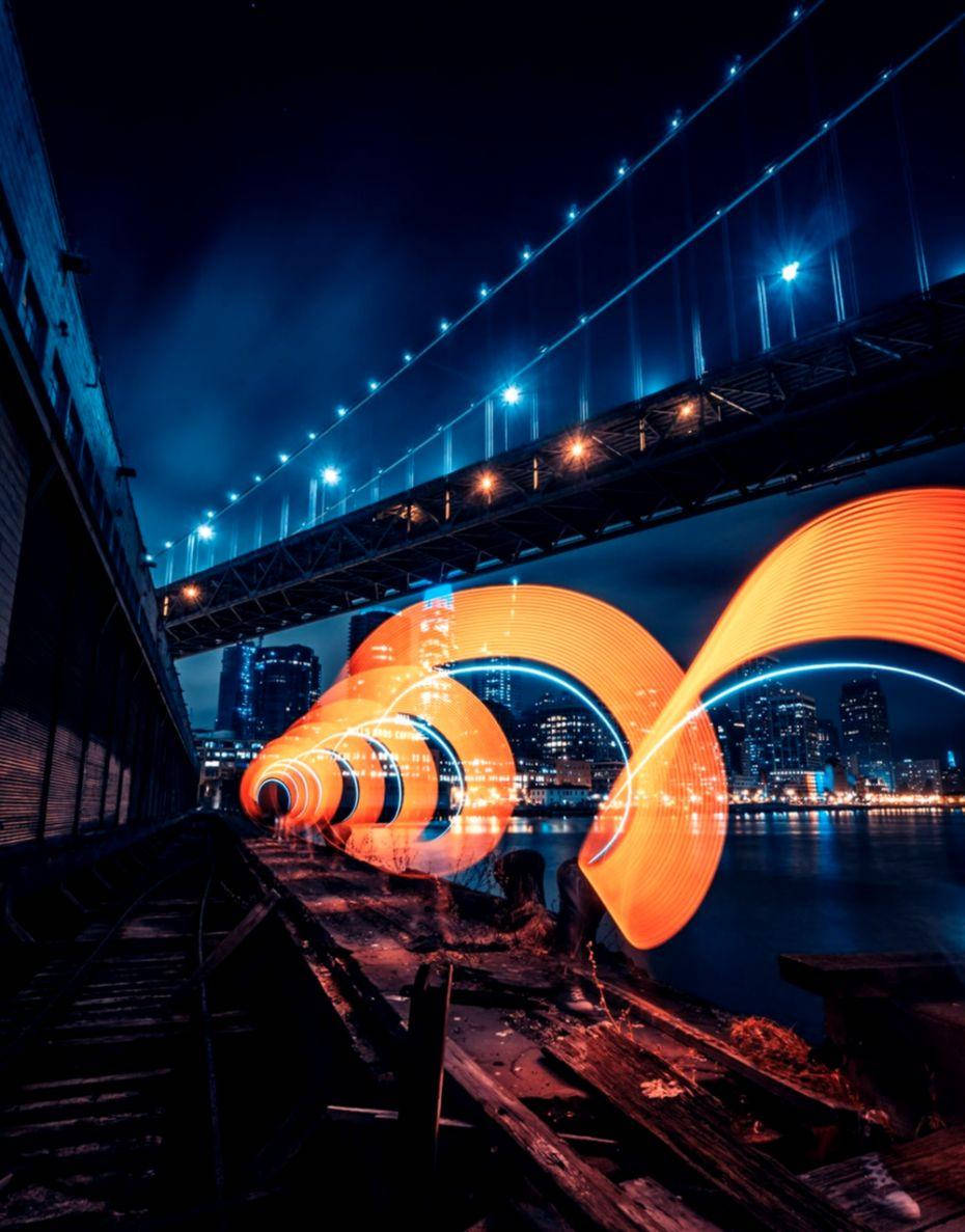 Mørk telefon med lang eksponering af orange lys Wallpapers
