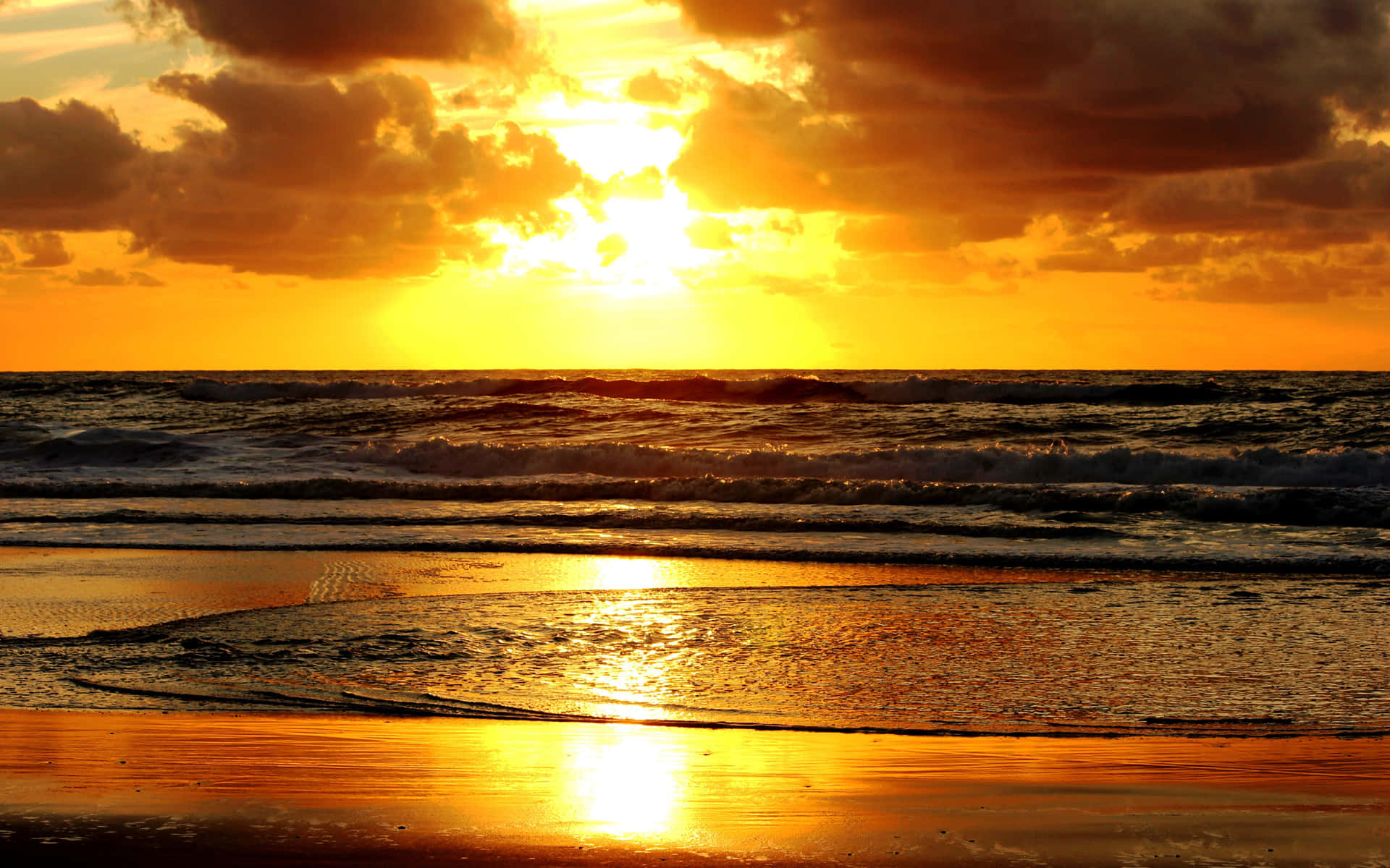 Mærk varmen fra den nedgående sol på stranden Wallpapers