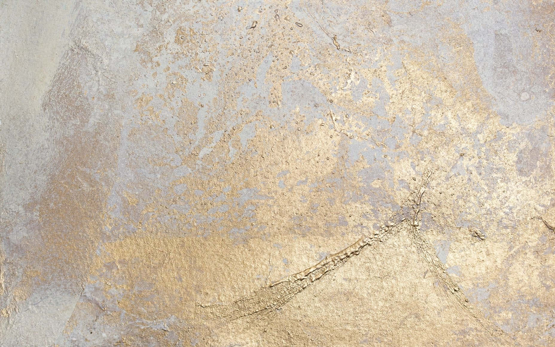 nærbillede af en væg malet med guld og sølv Wallpapers