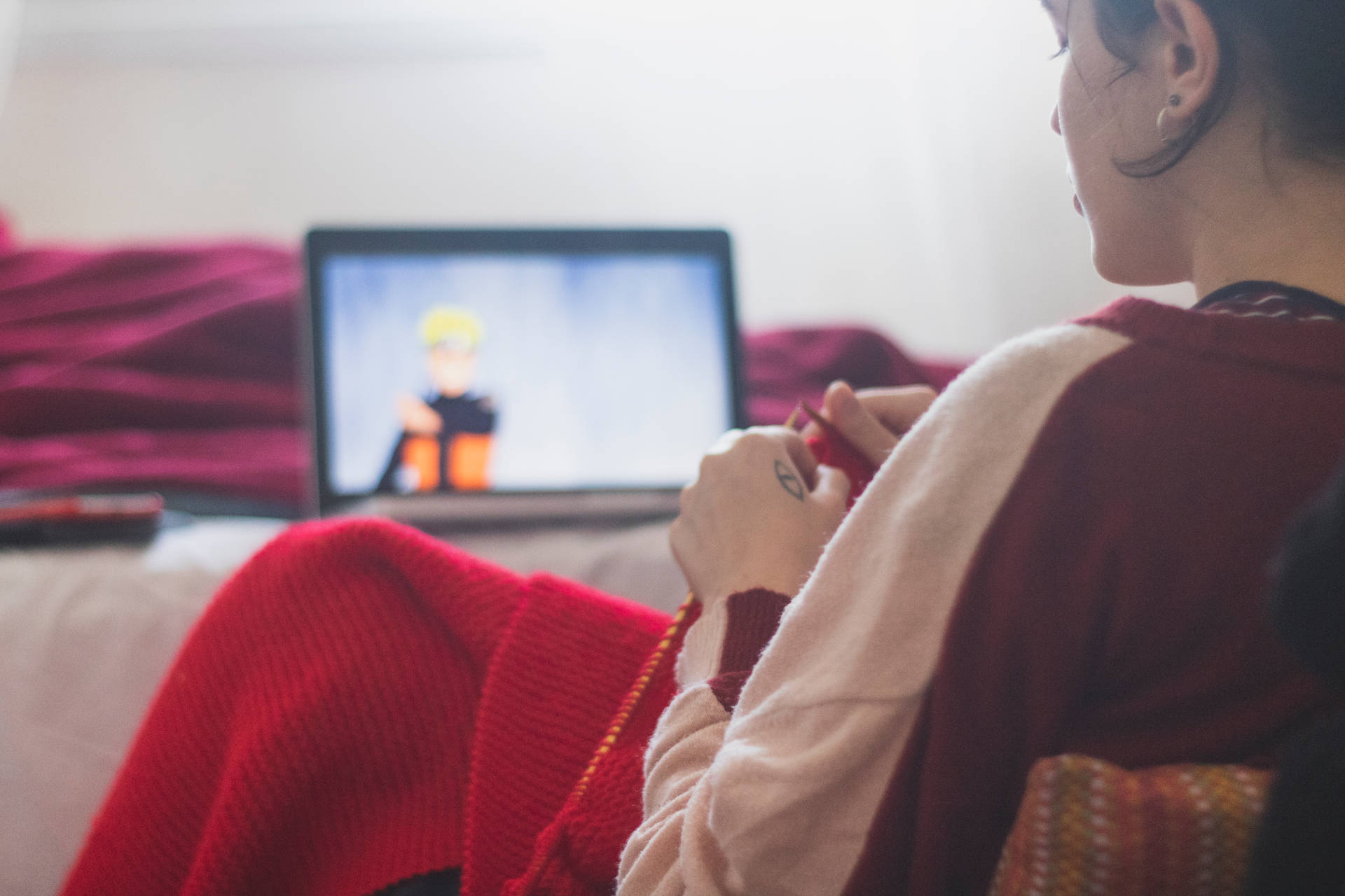 kvinde i rød sweater siddende på stol — Naruto Wallpapers