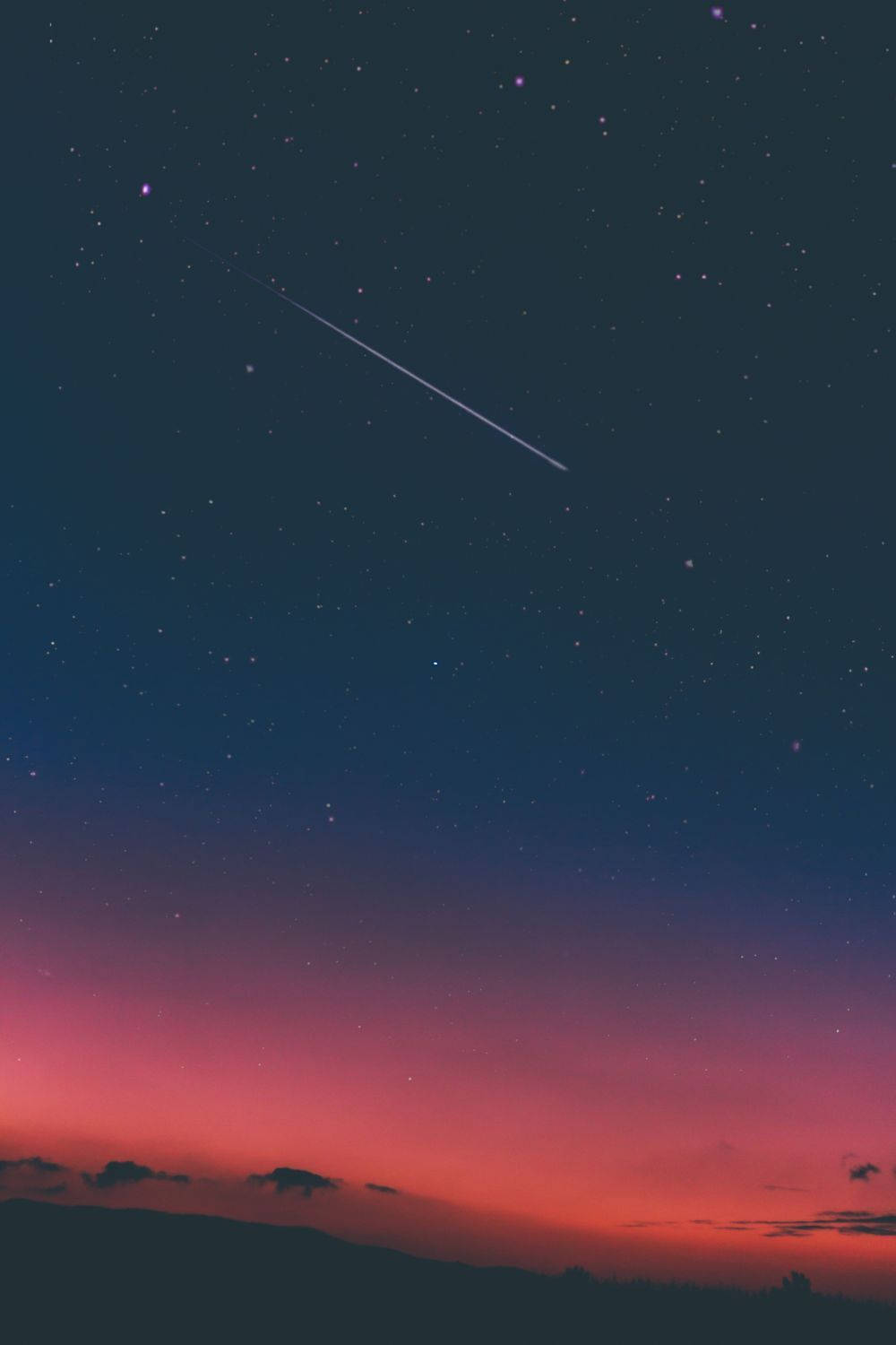Pink mørk nattehimmel med stjerneskud og æstetiske himmelstrøg. En dramatisk og magisk himmel og stjerner med pink og blå himmel. — Stjerner Wallpapers