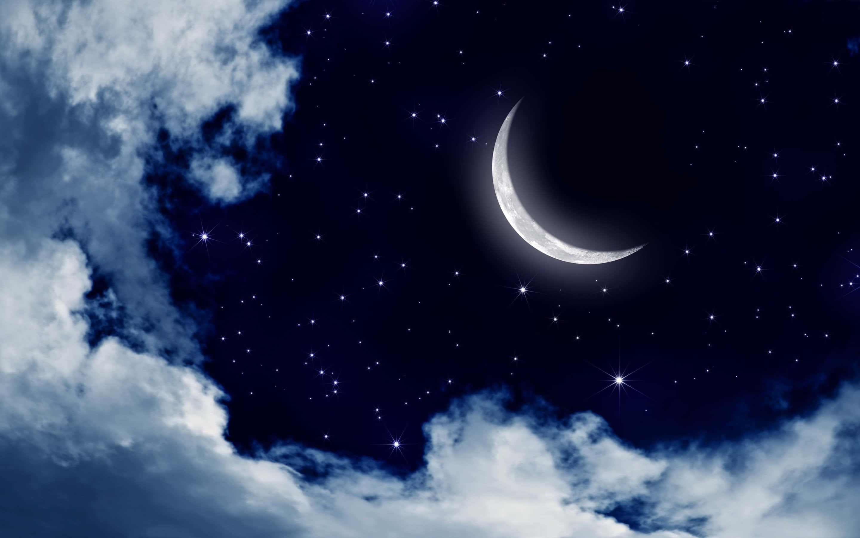 Nattehimmel og måne omgivet af skyer Wallpapers