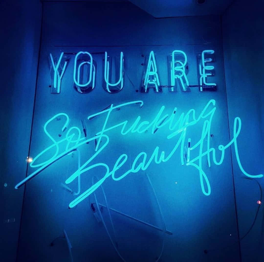 Neon-fordybelse – En fantastisk blanding af dybe blå nuancer og klare lys Wallpapers